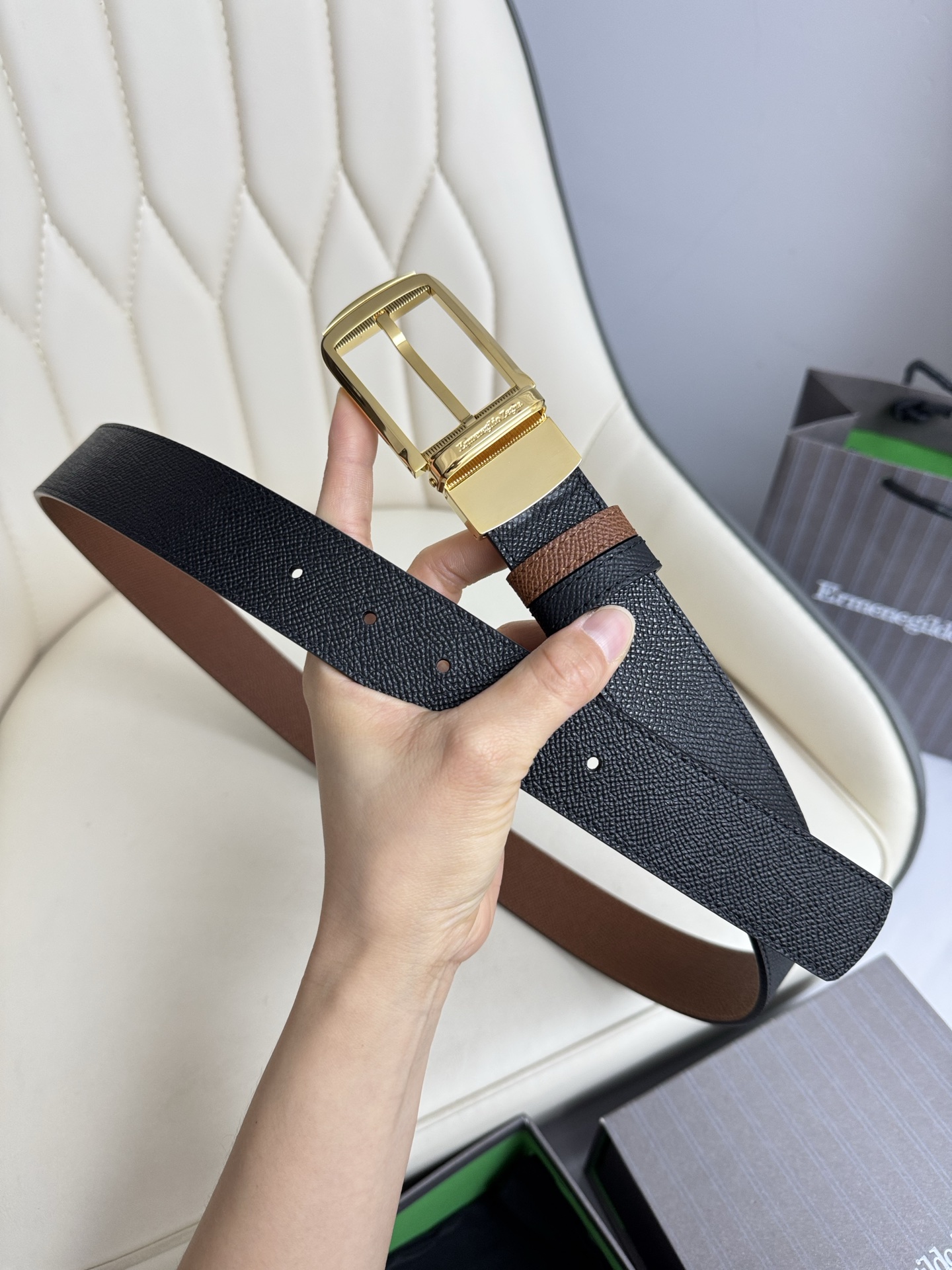 Fashionable Head-Skin Copper Buttons and Tailor-Made Cabinets for Fashion and Leisure. - 图片 3