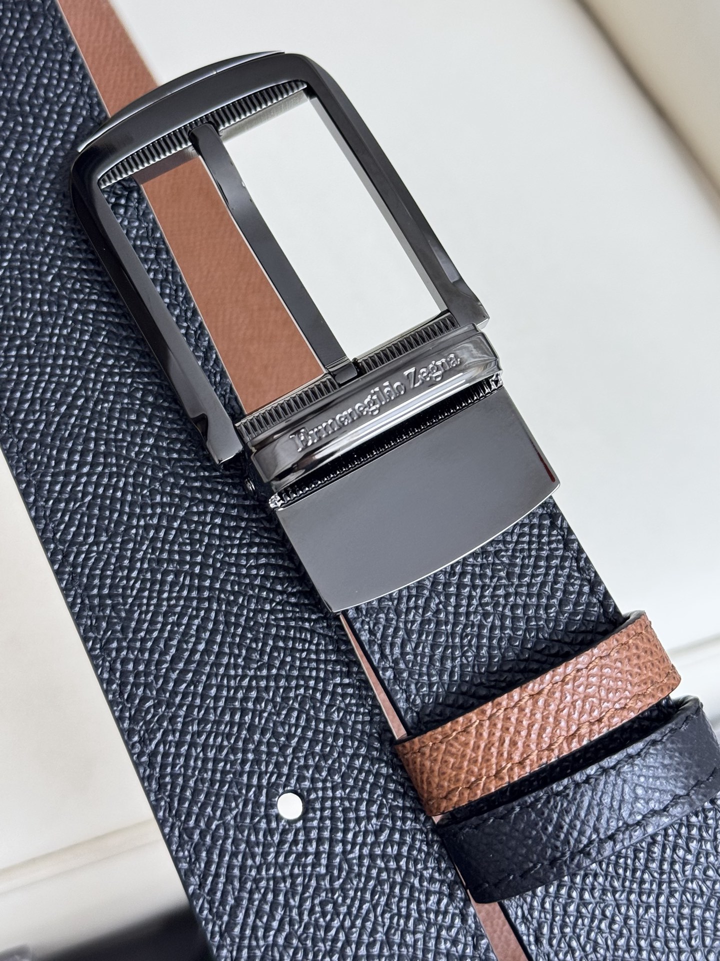 Fashionable Head-Skin Cabinets with Copper Buttons: Packaging and Style in Demand - 图片 5