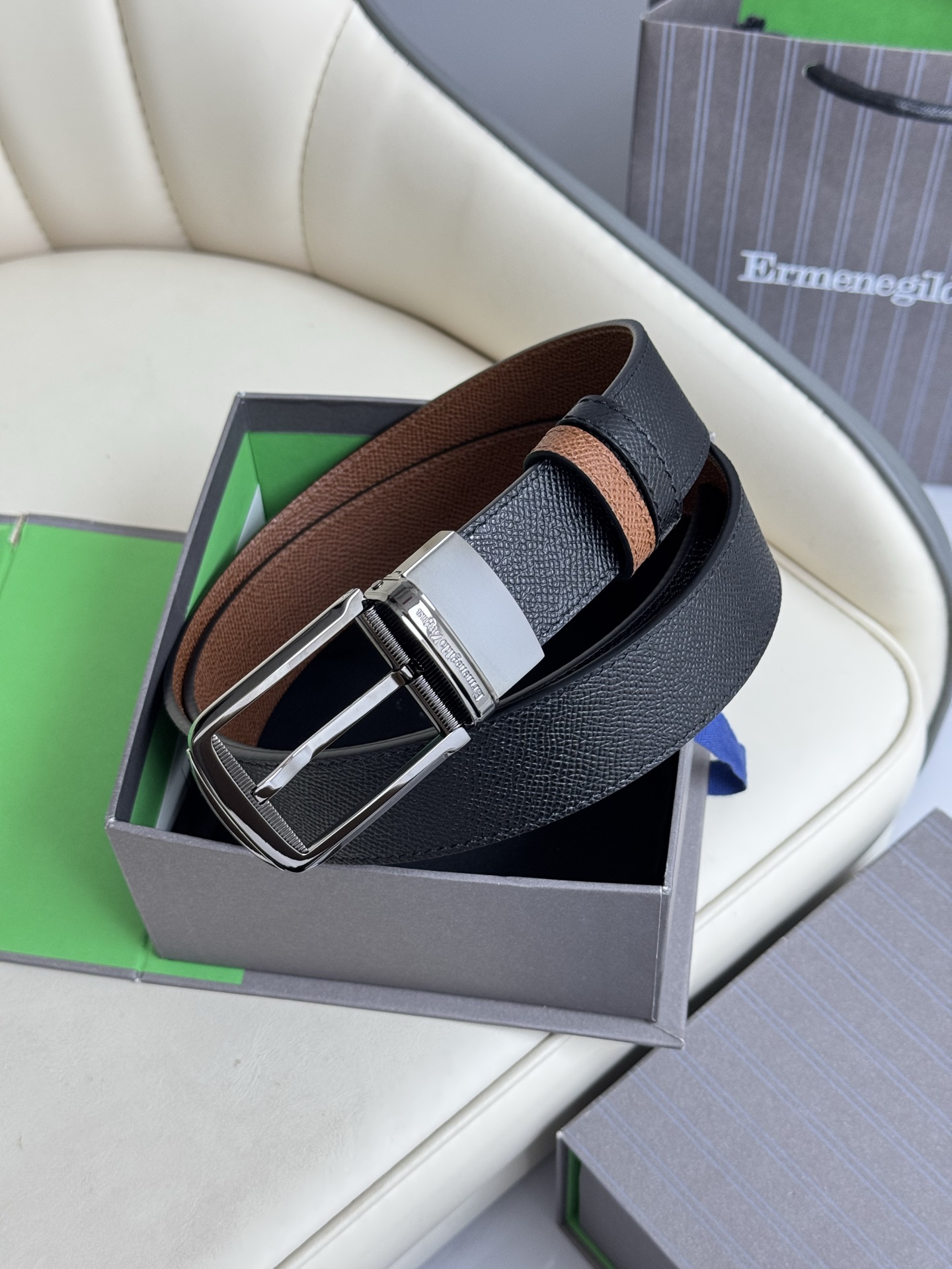 Fashionable Head-Skin Cabinets with Copper Buttons: Packaging and Style in Demand - 图片 1