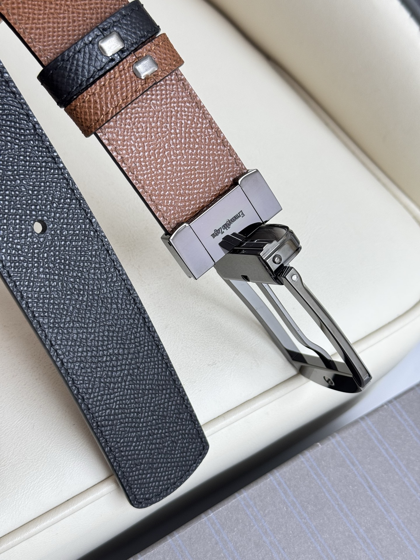 Fashionable Head-Skin Cabinets with Copper Buttons: Packaging and Style in Demand - 图片 6