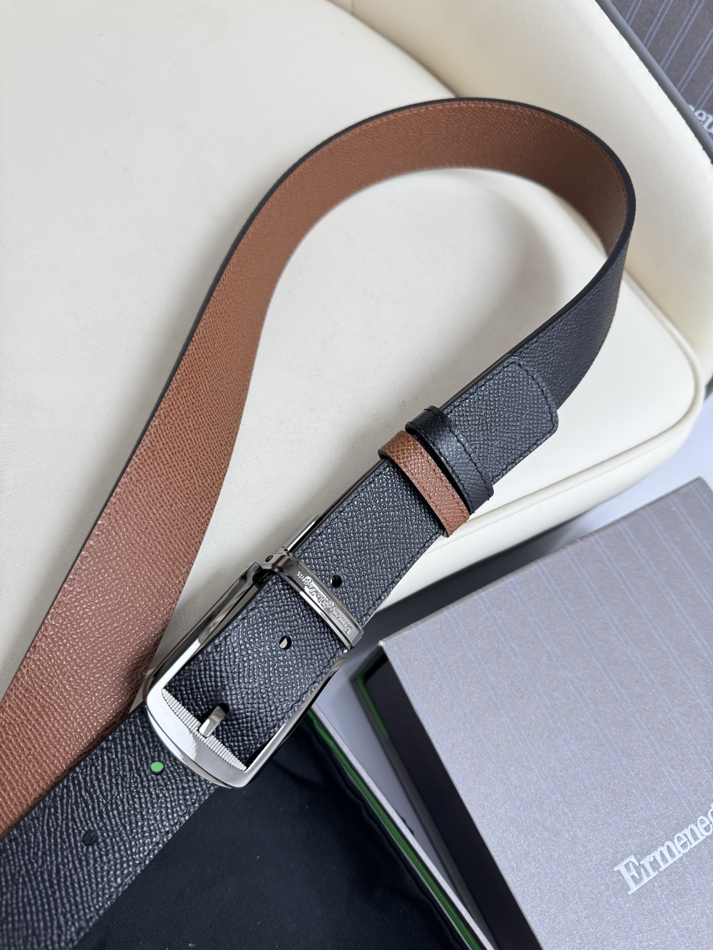 Fashionable Head-Skin Cabinets with Copper Buttons: Packaging and Style in Demand - 图片 8