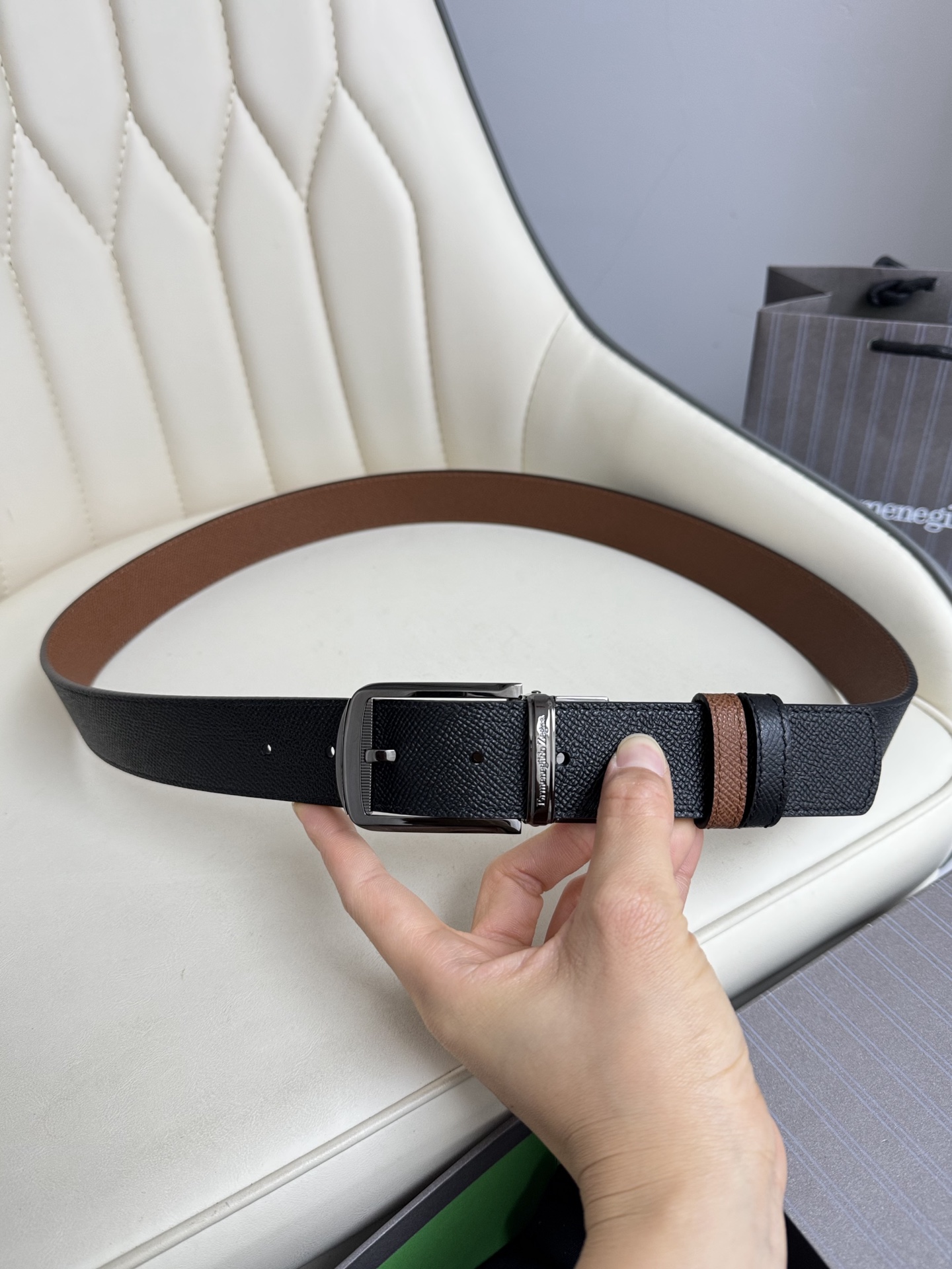 Fashionable Head-Skin Cabinets with Copper Buttons: Packaging and Style in Demand - 图片 7