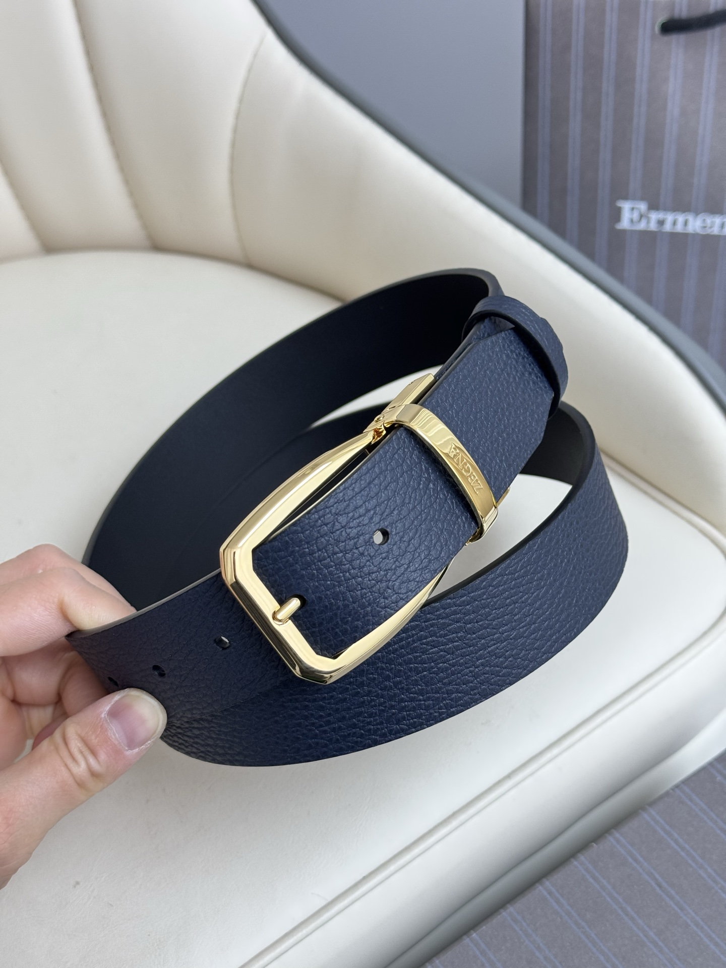 Elegante cinturón reversible Zegna de cuero con hebilla dorada, 3.5 cm