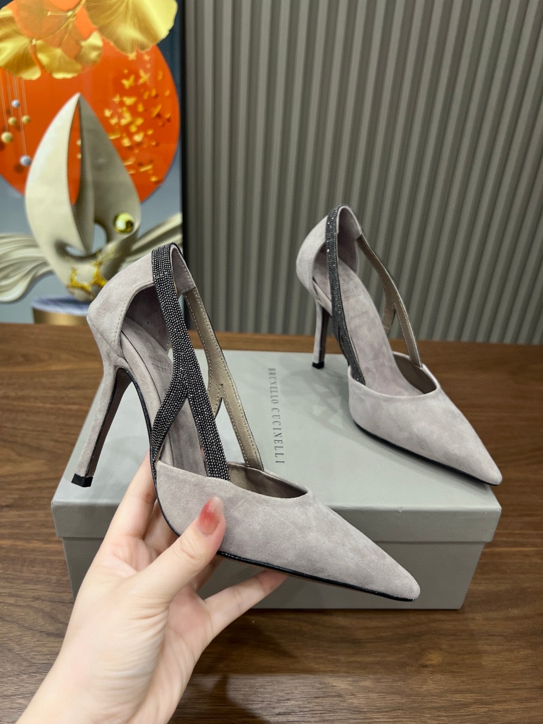 NO:254643,BrunelloCucinelli. Fashionable high heel sandals are available in a new style. The fabric is imported sheepskin. Cowhide inner leather, pure copper bead chain, beautiful and elegant on the feet, and 100% original development. Original packaging, size 35 -42.35, 41, 42 custom-made non-return and exchange, high heel 9.5Cm medium heel 6Cm low heel 3.5Cm flat heel 1.5Cm sandals, brunello cucinelli, sandals, cowhide, sheepskin19860909BrunelloCucinelli .时尚高跟凉鞋上新款了. 面料进口羊皮.内里牛皮,纯铜珠链,上脚美观大方,百分百原版开发.原版包装, 码数35 －42.35 ,41 ,42定做不退换, 高跟9.5Cm 中跟6Cm 低跟3.5Cm 平跟1.5Cm,凉鞋,brunello cucinelli,sandals,cowhide,sheepskin,Women's Shoes