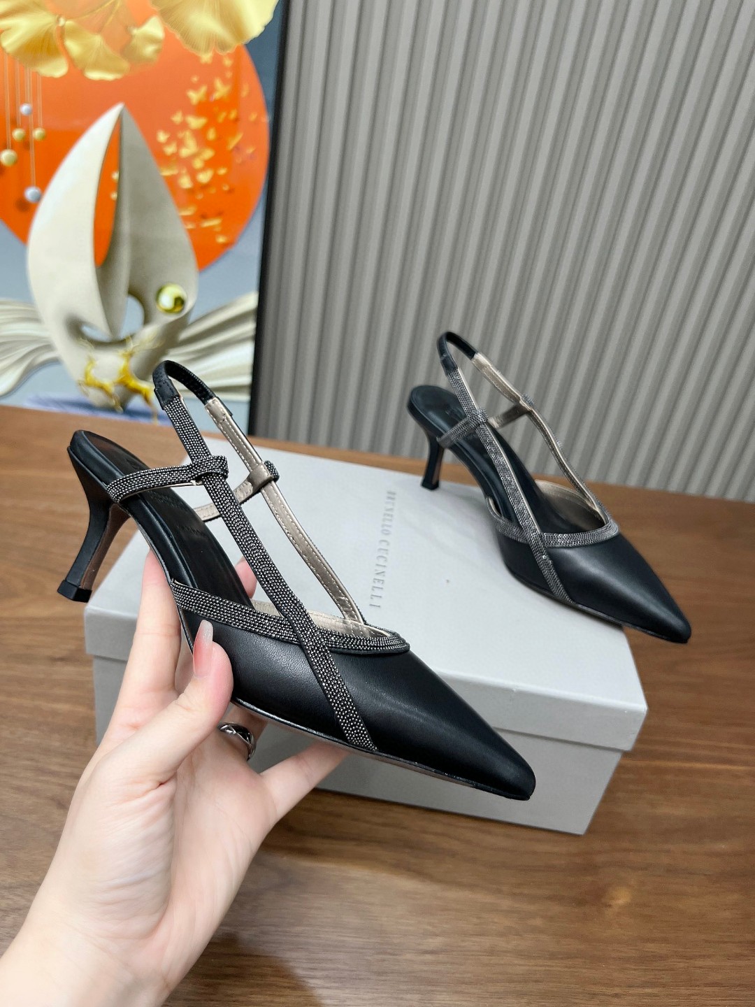 NO:254634,BrunelloCucinelli. Fashionable high heel sandals are available in a new style. The fabric is imported sheepskin. Cowhide inner leather, pure copper bead chain, beautiful and elegant on the feet, and 100% original development. Original packaging, size 35 -42.35, 41, 42 custom-made non-return and exchange, high heel 9.5Cm medium heel 6Cm low heel 3.5Cm flat heel 1.5Cm sandals, brunello cucinelli, sandals, cowhide, sheepskin19860909BrunelloCucinelli .时尚高跟凉鞋上新款了. 面料进口羊皮.内里牛皮,纯铜珠链,上脚美观大方,百分百原版开发.原版包装, 码数35 －42.35 ,41 ,42定做不退换, 高跟9.5Cm 中跟6Cm 低跟3.5Cm 平跟1.5Cm,凉鞋,brunello cucinelli,sandals,cowhide,sheepskin,Women's Shoes