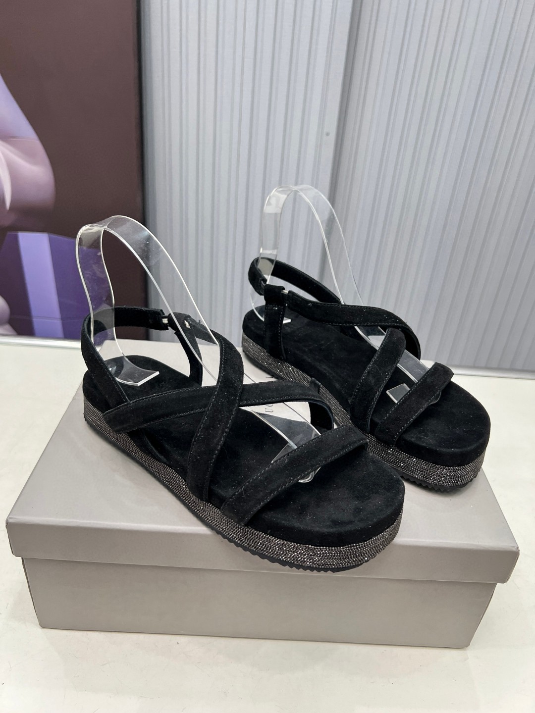 NO:254633,BrunelloCucinelli .B C sandals are available in a new style. Imported cashmere fabric. Imported cashmere inside, pure copper bead chain, original double-layer midsole exclusive mold, beautiful and elegant on the feet. Original packaging, size 35 -42.35, 41, 42 custom-made non-return and exchange, sandals, brunello cucinelli, sandals19860909BrunelloCucinelli .B C凉鞋上新款了. 进口羊绒面料.内里进口羊绒,纯铜珠链,原版双层中底独家模具,上脚美观大方.原版包装, 码数35 －42.35 ,41 ,42定做不退换,,凉鞋,brunello cucinelli,sandals,Women's Shoes