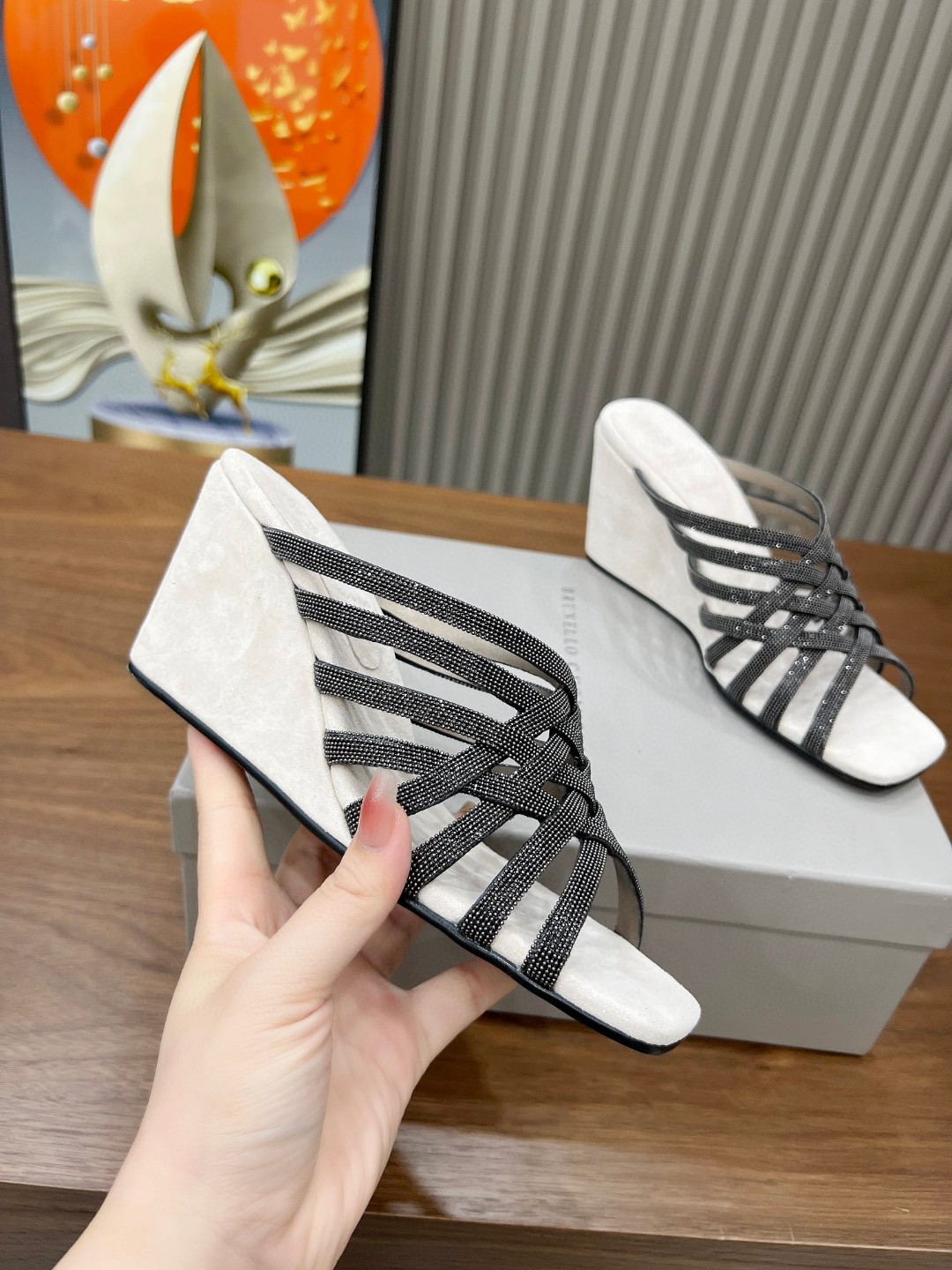 NO:254650,Brunello Cucinelli. New style of fashionable wedge shoes. Imported cashmere, inner sheepskin, pure copper bead chain, beautiful and elegant on the feet, 100% original development. Original packaging, heel height 6 cm, size 35 -42.35, 41, 42 custom made non-return, slippers, brunello cucinelli, slippers, sheepskin19860909BrunelloCucinelli .时尚坡跟鞋上新款了. 面料进口羊绒.内里羊皮,纯铜珠链,上脚美观大方,百分百原版开发.原版包装,跟高6公分 码数35 －42.35 ,41 ,42定做不退换,,拖鞋,brunello cucinelli,slippers,sheepskin,Women's Shoes