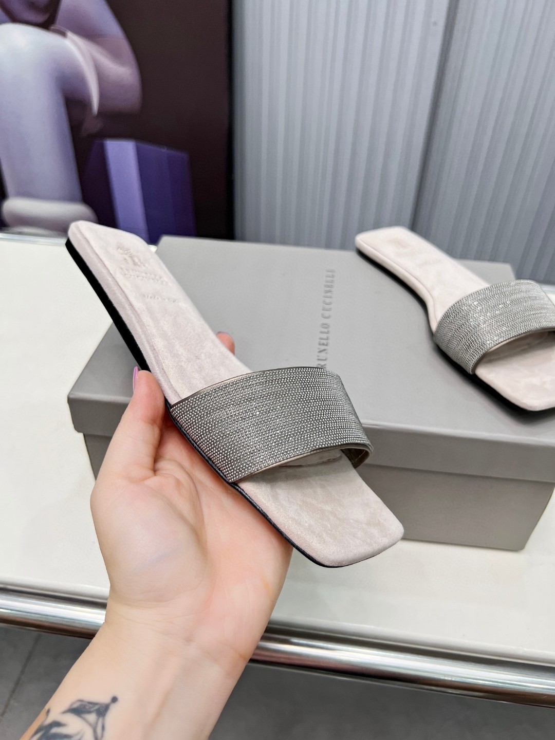 NO:254653,BrunelloCucinelli .B C sandals are available in a new style. Imported cashmere fabric. Imported cashmere inside, pure copper bead chain, original leather sole, beautiful and elegant on the feet, 100% original development. Original packaging, size 35 -42.35, 41, 42 custom-made non-return and exchange, slippers, brunello cucinelli, sandals, slippers19860909BrunelloCucinelli .B C凉鞋上新款了. 进口羊绒面料.内里进口羊绒,纯铜珠链,原版真皮底,上脚美观大方,百分百原版开发.原版包装, 码数35 －42.35 ,41 ,42定做不退换,,拖鞋,brunello cucinelli,sandals,slippers,Women's Shoes