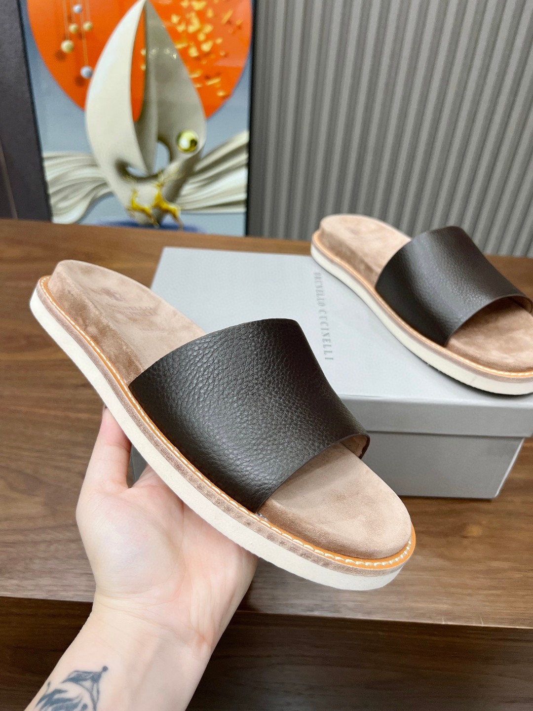 NO:254620,BrunelloCucinelli .B C couple model imported fabric cowhide. Lining imported cow velvet, beautiful and elegant on the feet, 100% original development. Original packaging, men's size 39-46.39, 45, 46 custom-made non-return and exchange Women's size 36-42.41, 42 custom-made non-return and exchange, slippers, brunello cucinelli, slippers, cowhide19860909BrunelloCucinelli .B C情侣款 面料进口牛皮.里料进口牛绒,上脚美观大方,百分百原版开发.原版包装, 男装码数39— 46.39,45,46定做不退换 女装码数36-42.41,42定做不退换,拖鞋,brunello cucinelli,slippers,cowhide,Women's Shoes