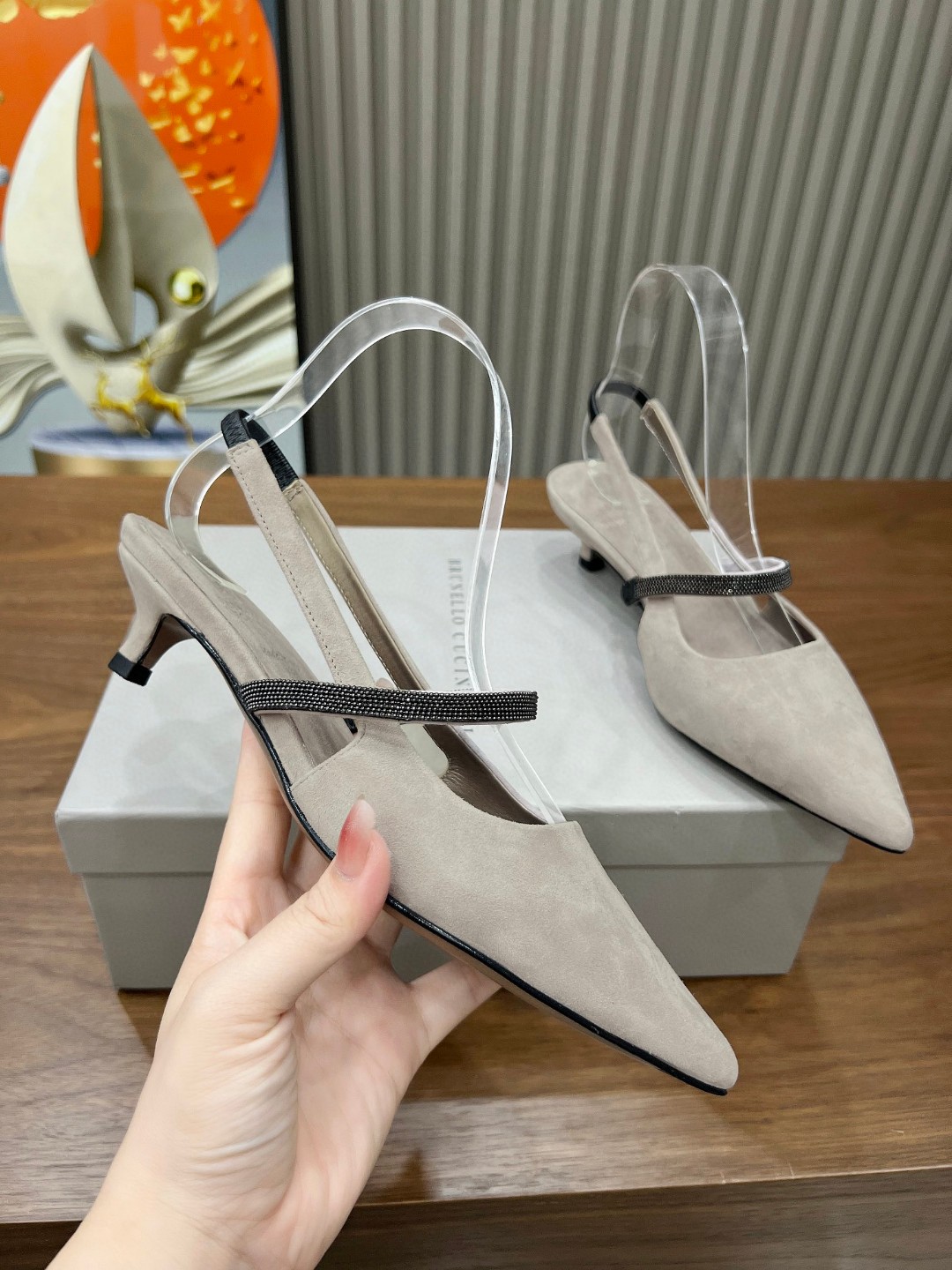 NO:254625,BrunelloCucinelli. Fashionable high-heeled sandals are available in a new style. Imported cashmere fabric, cowhide, pure copper bead chain, beautiful and elegant on the feet, 100% original development. Original packaging, size 35 -42.35, 41, 42 custom-made non-return, high heel 9.5Cm medium heel 6Cm low heel 3.5Cm flat heel 1.5Cm sandals, brunello cucinelli, sandals, cowhide19860909BrunelloCucinelli .时尚高跟凉鞋上新款了. 面料进口羊绒.内里牛皮,纯铜珠链,上脚美观大方,百分百原版开发.原版包装, 码数35 －42.35 ,41 ,42定做不退换, 高跟9.5Cm 中跟6Cm 低跟3.5Cm 平跟1.5Cm,凉鞋,brunello cucinelli,sandals,cowhide,Women's Shoes