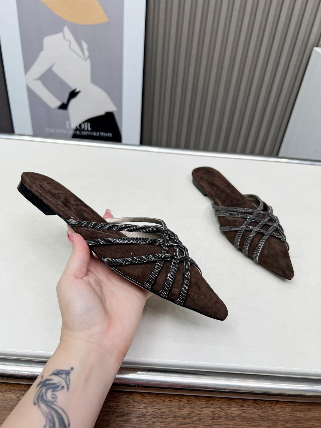 NO:254612,BrunelloCucinelli . New model is available. Imported fabric beef velvet. Inner cowhide, original buckle, pure copper bead chain, beautiful and elegant on the feet, 100% original development. Original packaging, code number, 36-.41..41 size customization, semi-torch, brunello cucinelli, cowhide19860909BrunelloCucinelli .上新款了. 面料进口牛绒.内里牛皮,原版扣,纯铜珠链,上脚美观大方,百分百原版开发.原版包装, 码数,36-.41..41码定做,半拖,brunello cucinelli,cowhide,Women's Shoes