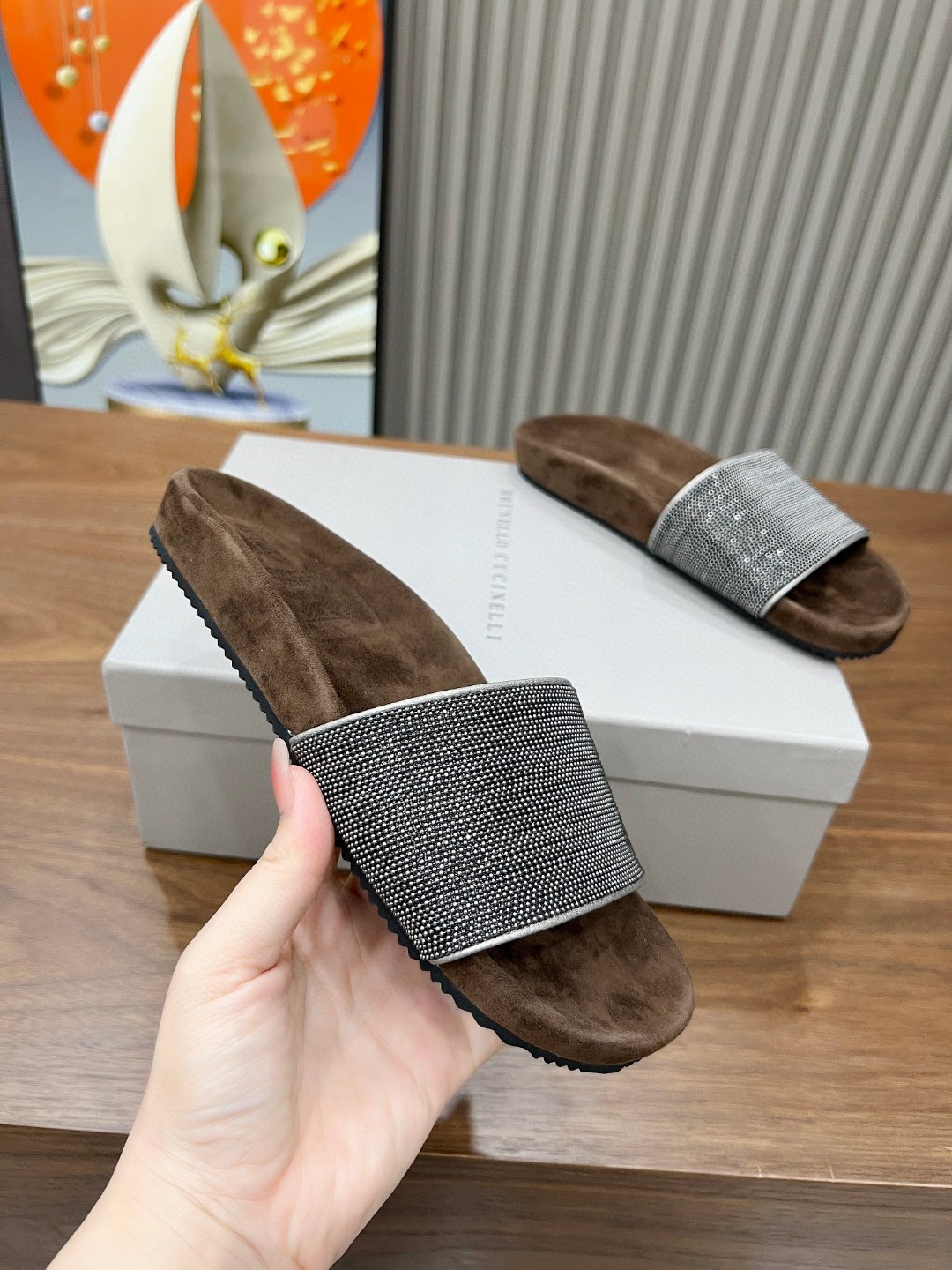 NO:254609,BrunelloCucinelli .B C height-enhancing shoes are available in a new style. The fabric is imported sheepskin. The inner lining is imported beef velvet, pure copper bead chain, the foot is beautiful and elegant, and the original development is 100%. Original packaging, size 35 -42.35, 41, 42 customized non-return and exchange, slippers, brunello cucinelli, slippers, sheepskin19860909BrunelloCucinelli .B C增高鞋上新款了. 面料进口羊皮.内里进口牛绒,纯铜珠链,,上脚美观大方,百分百原版开发.原版包装,码数35 －42.35 ,41 ,42定做不退换,拖鞋,brunello cucinelli,slippers,sheepskin,Women's Shoes