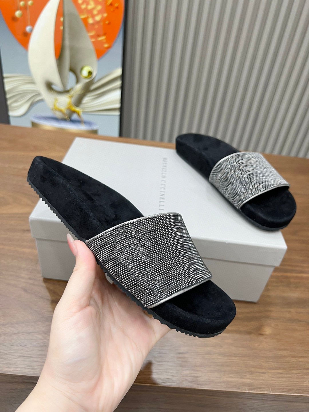 NO:254631,BrunelloCucinelli .B C height-enhancing shoes are available in a new style. The fabric is imported sheepskin. The inner lining is imported beef velvet, pure copper bead chain, the foot is beautiful and elegant, and the original development is 100%. Original packaging, size 35 -42.35, 41, 42 customized non-return and exchange, slippers, brunello cucinelli, slippers, sheepskin19860909BrunelloCucinelli .B C增高鞋上新款了. 面料进口羊皮.内里进口牛绒,纯铜珠链,,上脚美观大方,百分百原版开发.原版包装,码数35 －42.35 ,41 ,42定做不退换,拖鞋,brunello cucinelli,slippers,sheepskin,Women's Shoes