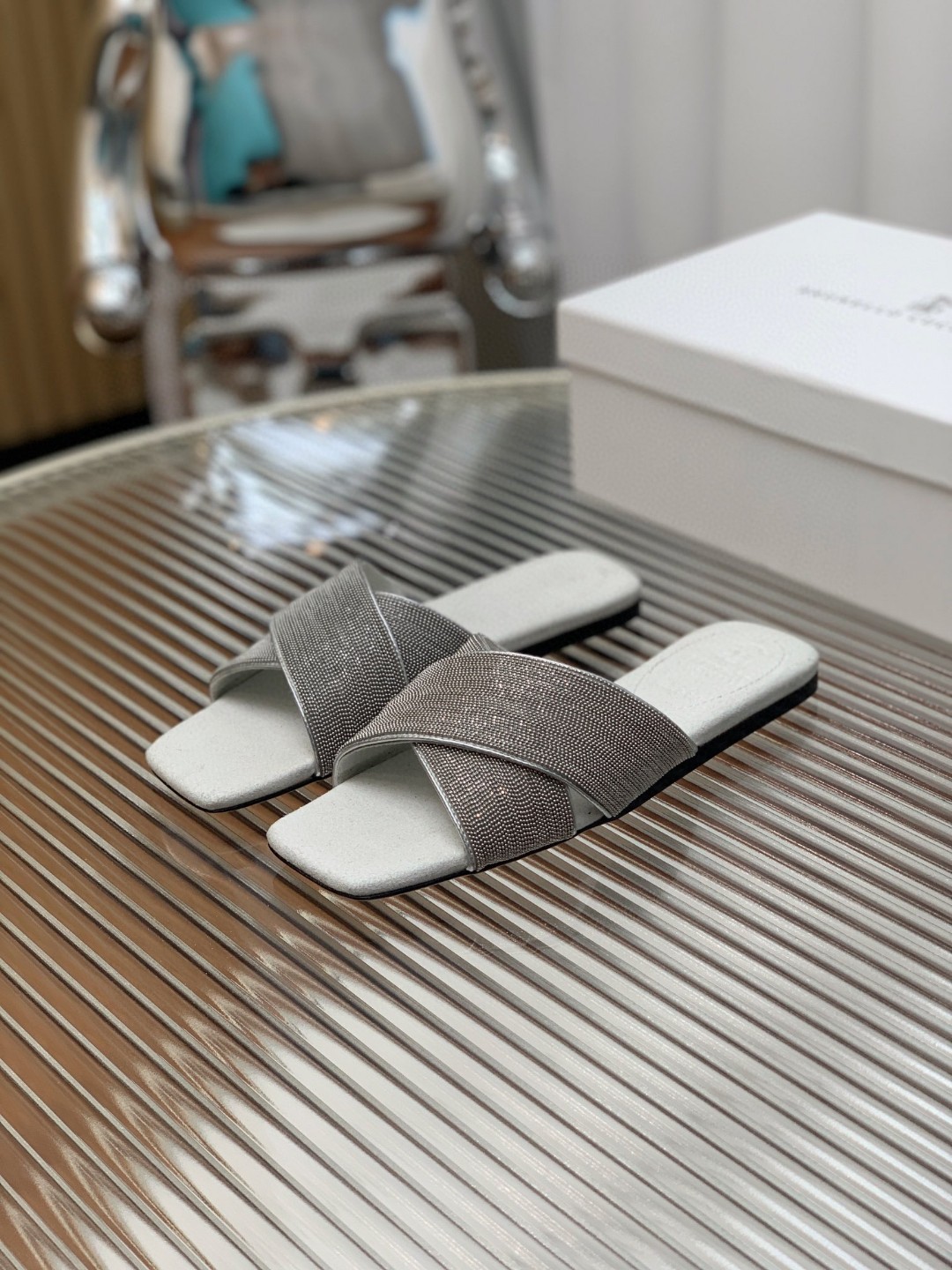 NO:437700,BrunelloCucinelli .B C sandals are available in a new style. Imported cashmere fabric. Imported cashmere inside, pure copper bead chain, original leather sole, beautiful and elegant on the feet, 100% original development. Original packaging, size 35 -42.35, 41, 42 custom-made non-return and exchange, slippers, brunello cucinelli, sandals, slippers19860909BrunelloCucinelli .B C凉鞋上新款了. 进口羊绒面料.内里进口羊绒,纯铜珠链,原版真皮底,上脚美观大方,百分百原版开发.原版包装, 码数35 －42.35 ,41 ,42定做不退换,,拖鞋,brunello cucinelli,sandals,slippers,Women's Shoes