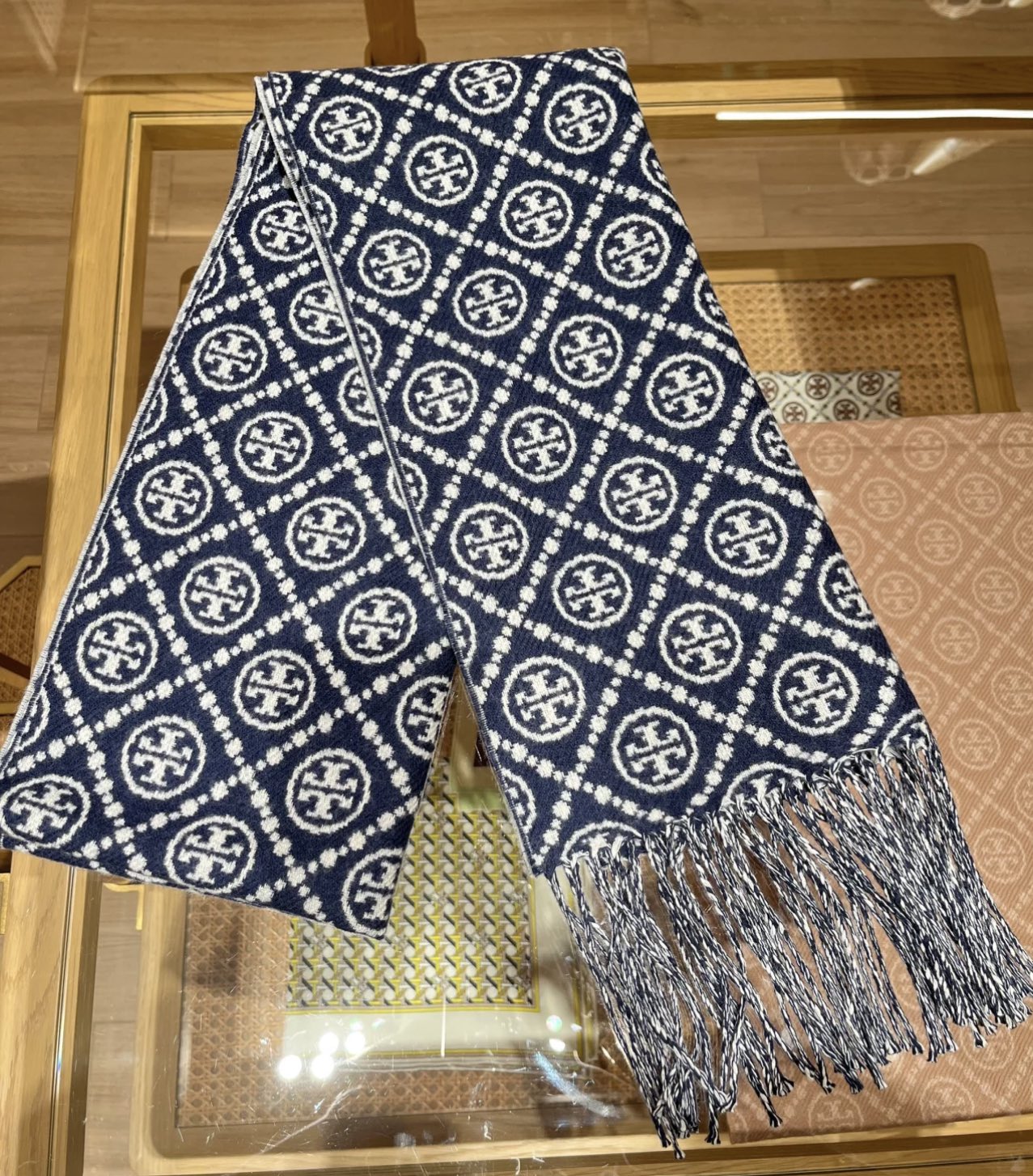 Reversible wool scarf featuring the classic TB monogram - Comprehensive 3