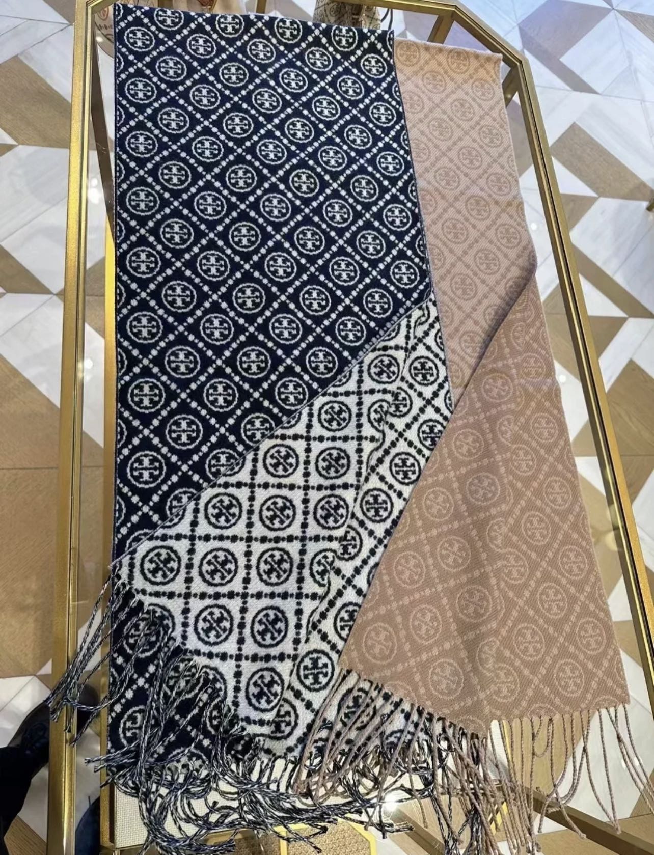 Reversible wool scarf featuring the classic TB monogram - Comprehensive 6