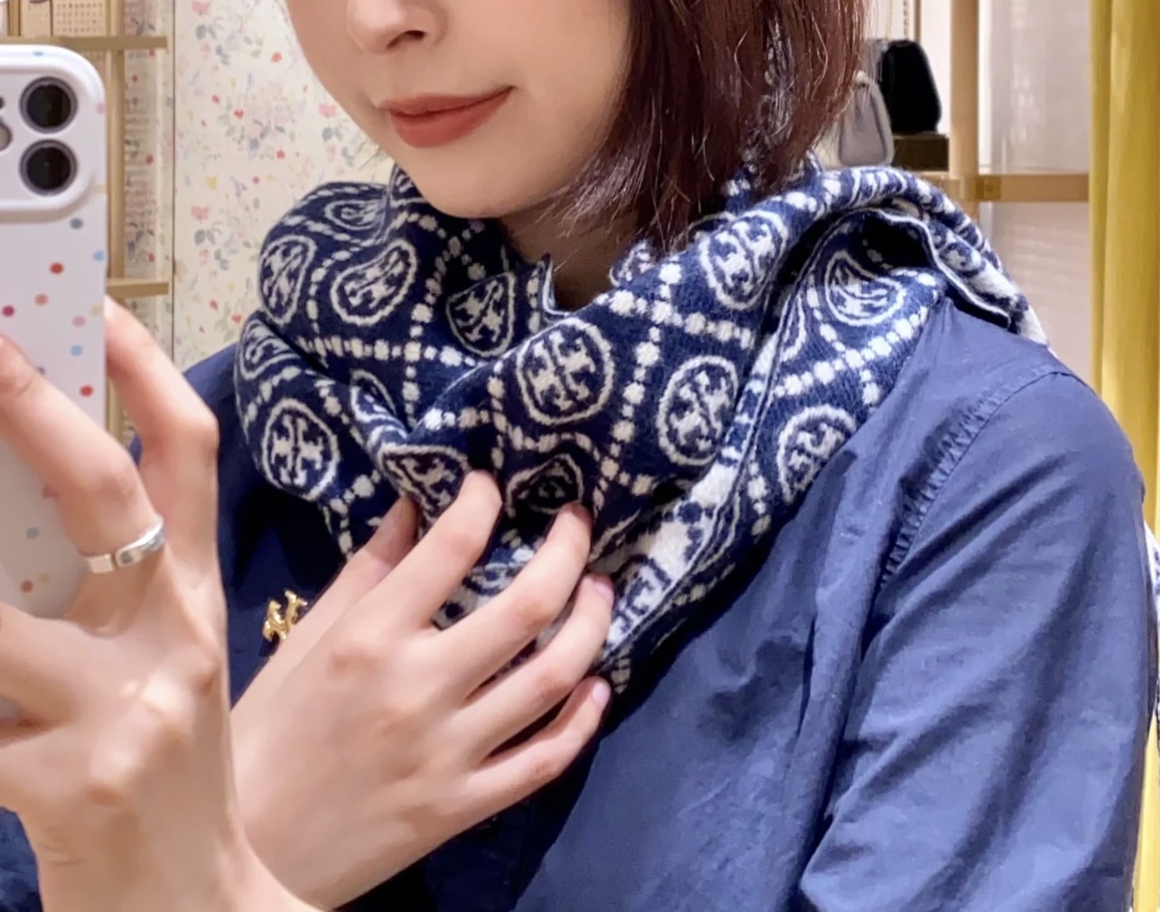 真正的柜子货材质软糯又保暖,千呼万唤始出来的好看围巾加上很大的尺寸,可以当围巾,披肩,还可以当外搭 4