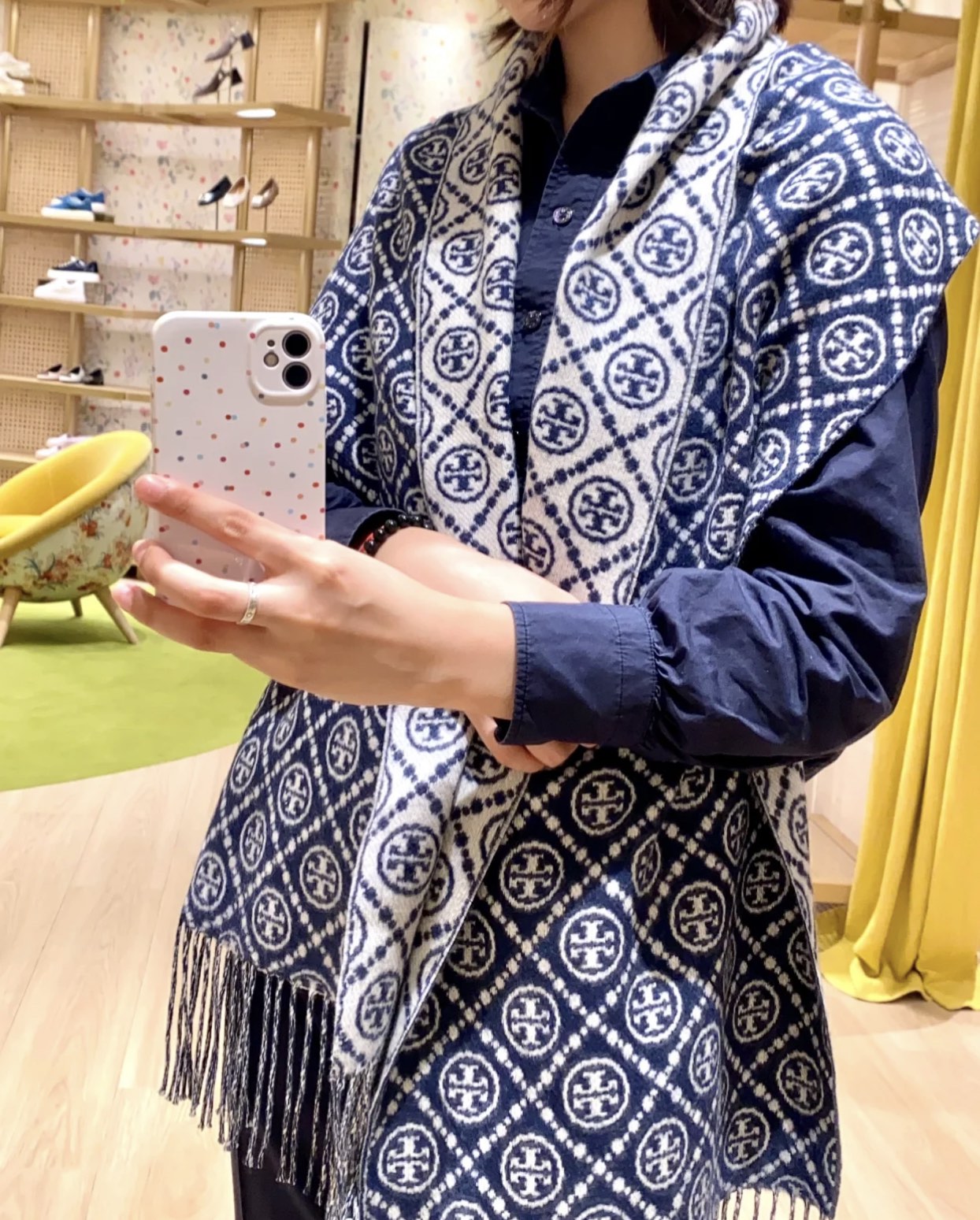 真正的柜子货材质软糯又保暖,千呼万唤始出来的好看围巾加上很大的尺寸,可以当围巾,披肩,还可以当外搭 3