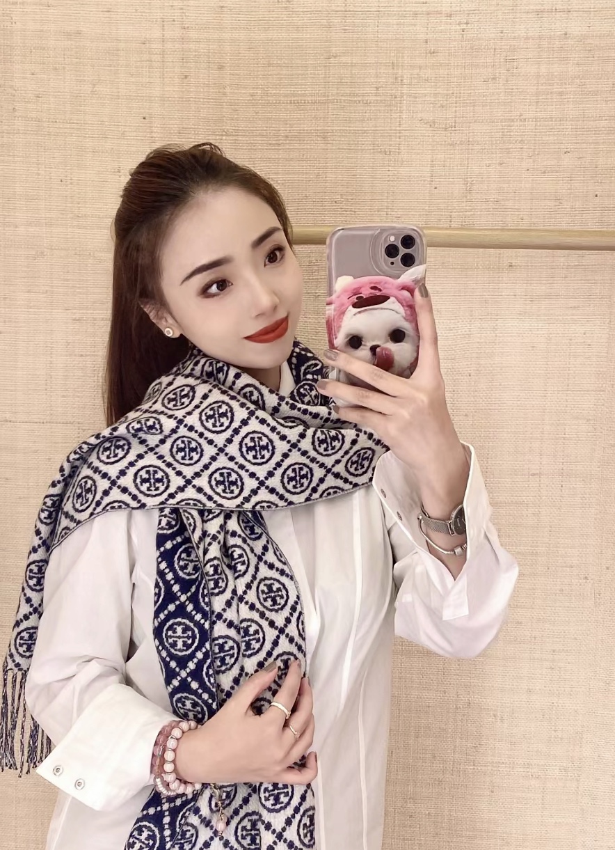 this scarf delivers an impeccable drape and effortless wear - Comprehensive 4