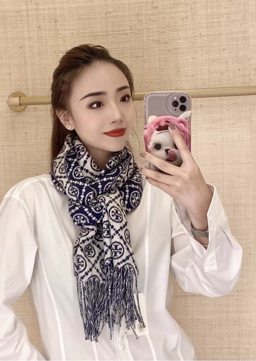 this scarf delivers an impeccable drape and effortless wear - Comprehensive 5