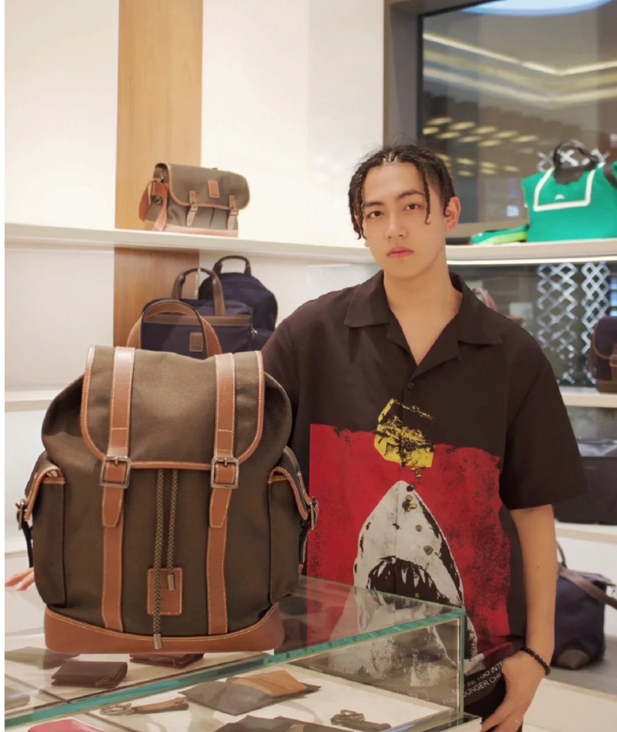 A timeless unisex backpack that seamlessly balances refined design with - Comprehensive 7