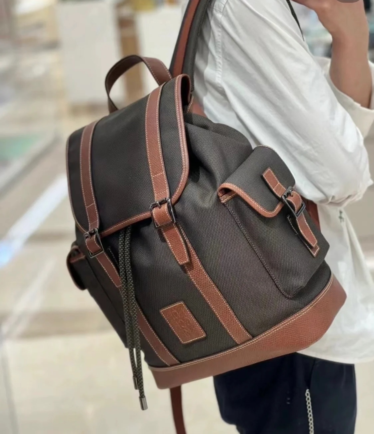 A timeless unisex backpack that seamlessly balances refined design with - Comprehensive 6