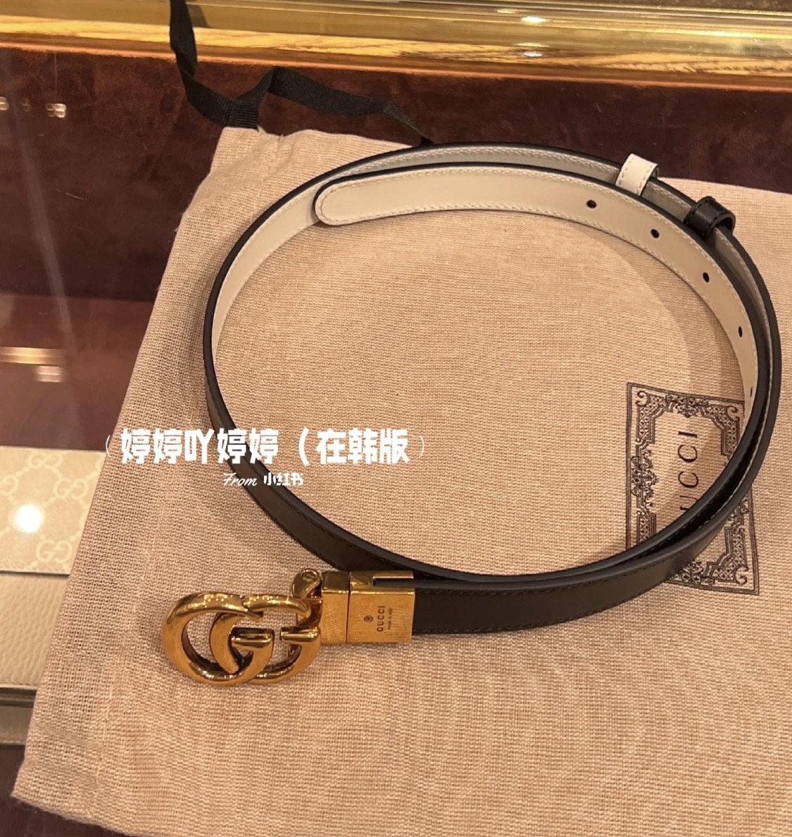 Women's reversible belt featuring a rotating buckle, crafted in a black - Comprehensive 3