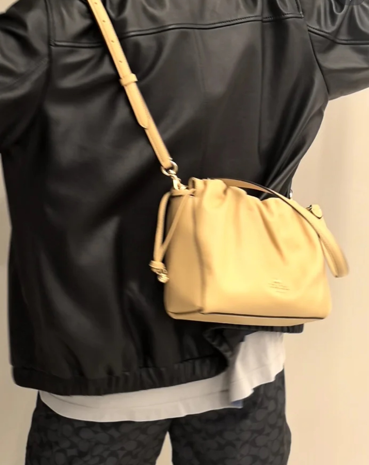 Designed for effortless versatility, seamlessly complementing both casua - Comprehensive 8