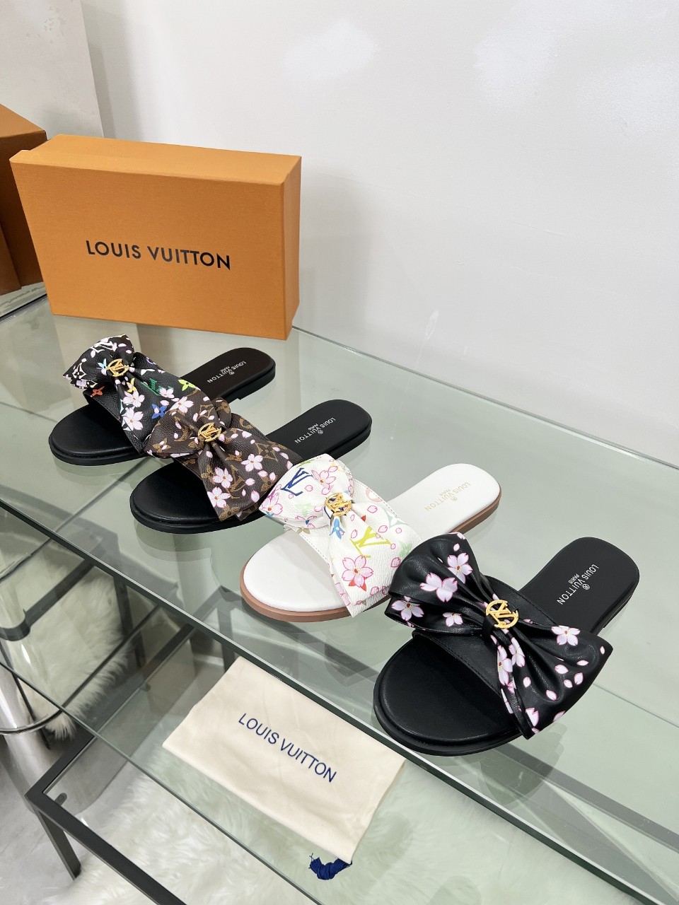NO:252564,[Sun][Sun][Sun] Takashi Murakami jointly-branded model cherry blossom bow. Original hardware   3D printing 4 colors Size 35-43 (35-customized size) Rubber sole, slippers, louis vuitton, louis vuitton, slippers19860909[太阳][太阳][太阳]驴家村上隆联名款 樱花蝴蝶结. 原版五金 3D打印 4个颜色 码数35-43（35码定做） 橡胶底,拖鞋,louis vuitton,louis vuitton,slippers,Women's Shoes