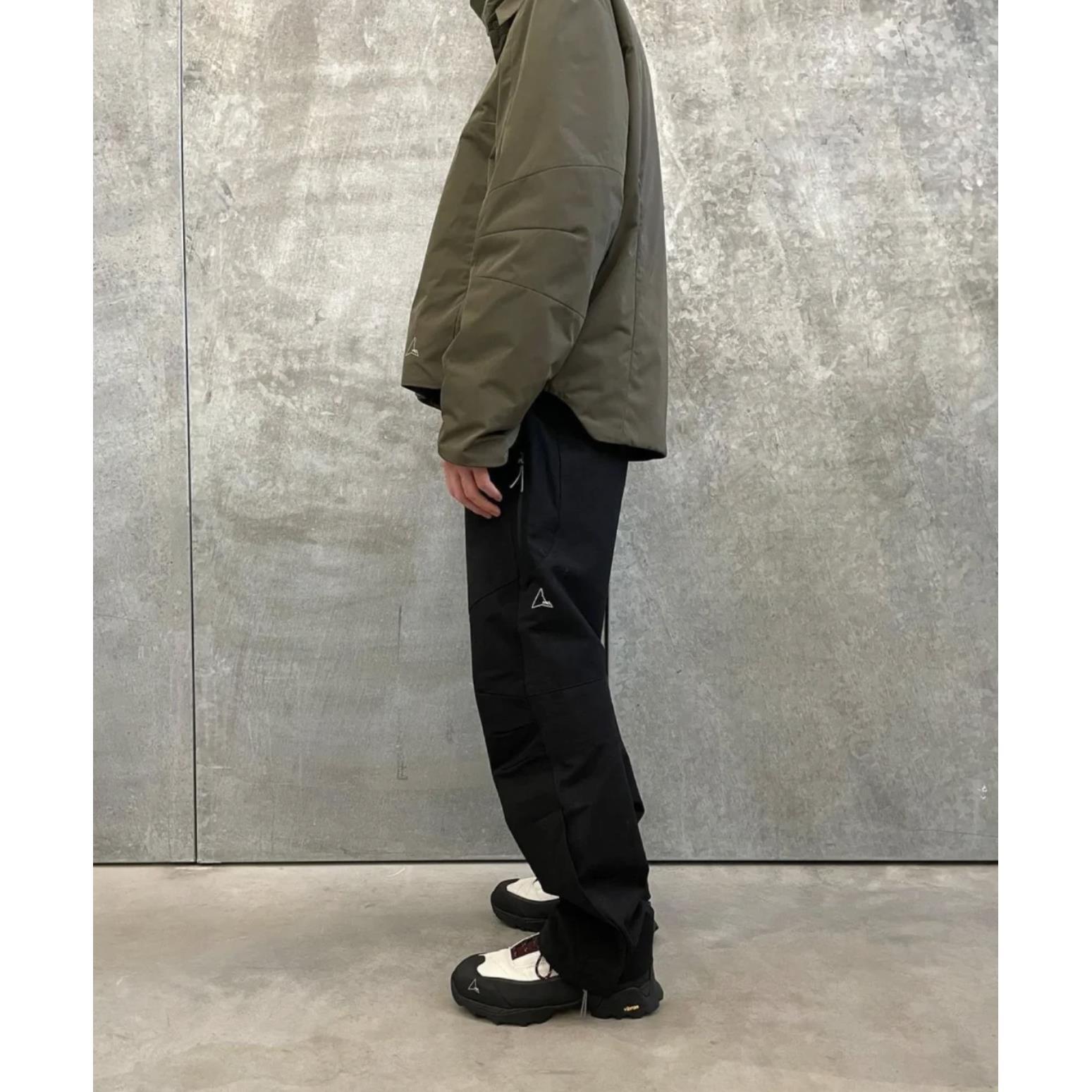 Pantalones de Senderismo Ligeros y Funcionales con Corte Recto y Detalles Técnicos