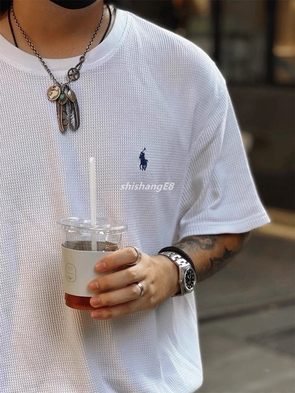 包邮 Ralph Lauren拉夫劳伦26ss 华夫格短袖t恤 解锁春夏质感穿搭 绝对是你的“本命款”RL华夫格圆领衫太绝了 秋冬衣橱里,总缺一件既能搭遍所有单品, 又能扛住日常各种场景的基础款? 那这款华夫格圆领衫.它选用210g华夫格面料,克重恰到好处——既不会像轻薄款那样贴肤显单薄,又不会因厚重显得臃肿. 华夫格的立体纹理自带肌理感,摸上去软糯又有筋骨,透气不闷汗,贴身穿亲肤度拉满,外搭西装、牛仔外套也能撑起版型, 单穿更是自带慵懒随性的腔调. 细节处更是复刻到位,1:1三标完美还原品牌精髓,领口的织唛、尺码标、洗水标一应俱全,小到刺绣小马标的位置和针脚,都精准复刻原版质感,细节控看了都要夸一句“太顶了”. 经典的圆领设计不挑脸型,不管是高个子还是小个子,都能穿出利落的肩颈线条. 配色上更是闭眼入不踩雷,经典黑沉稳大气, 藏青色低调高级,纯净白清爽百搭, 浅米色温柔软糯,每一款都是秋冬的“调色板利器”.不管是搭配工装裤走街头风,还是配休闲西裤打造轻熟风,甚至搭运动裤走慵懒居家风,它都能无缝适配. color:黑色 藏青 白色 卡其 衣长67胸围102肩宽44袖长21【100-130斤】 L衣长69胸围106肩宽45袖长22【130-150斤】 XL衣长71胸围110肩宽46袖长23【150-170斤】 XXL衣长73胸围114肩宽47袖长23【170-200斤】