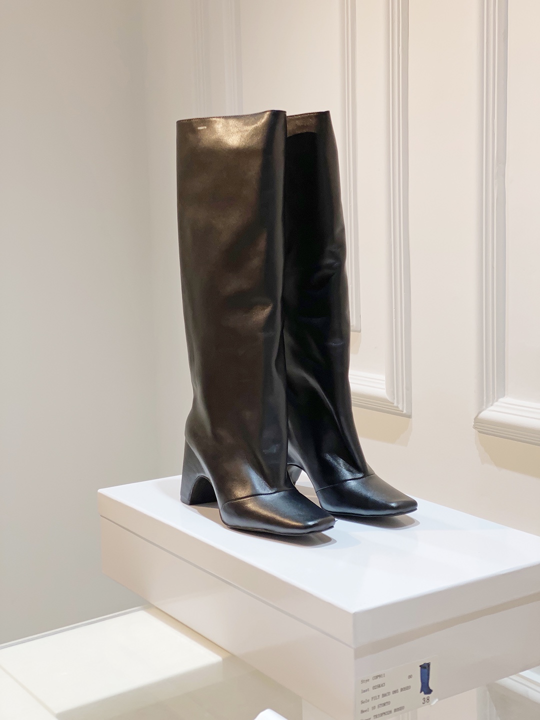 Coperni 24SS Showroom: Superb, Thin, Hot Autumn/Winter Collection with Oxen Skin Details