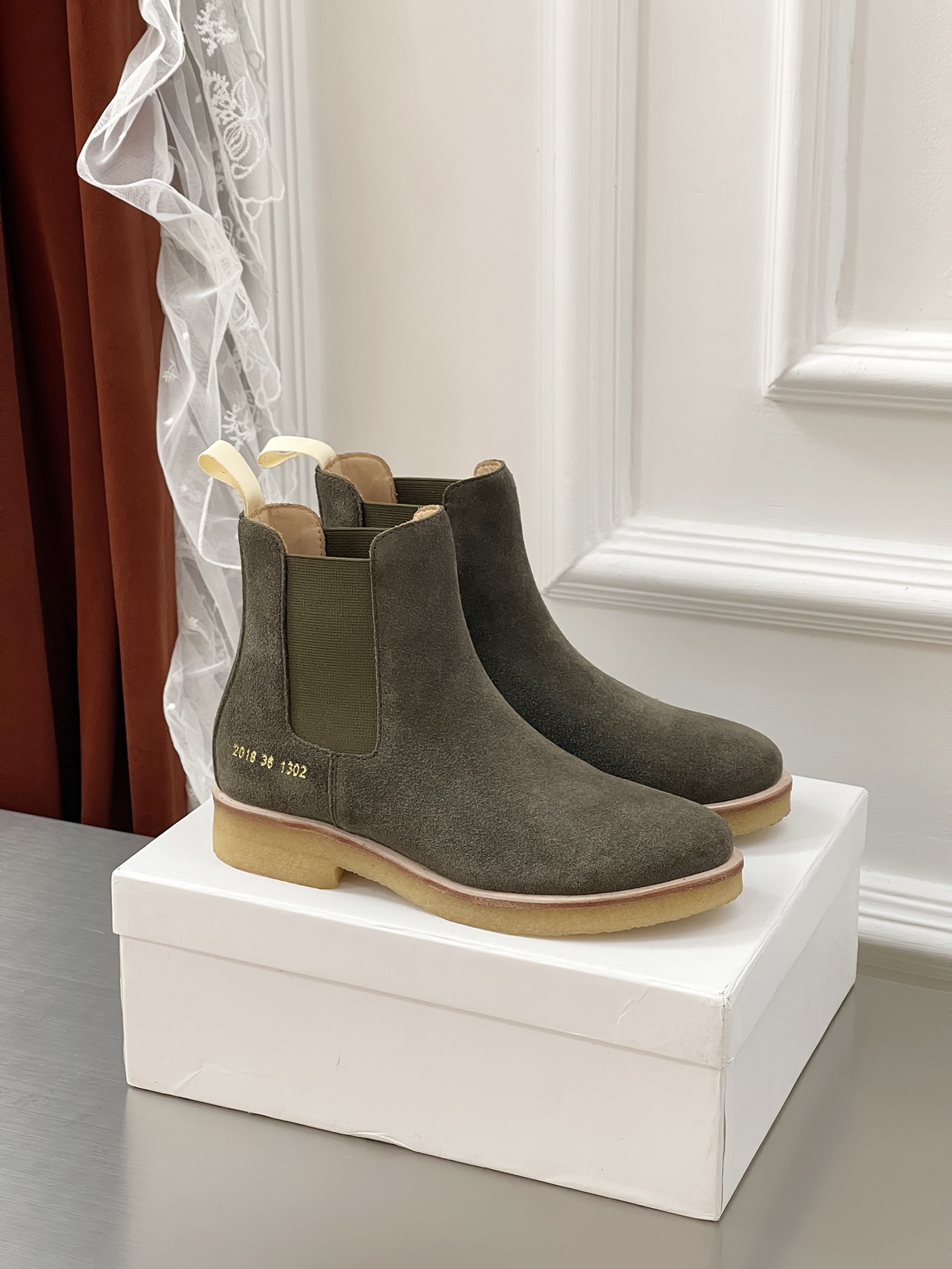 Review: Common Projects Chelsea Boots – Stylish and Comfortable Footwear for Men