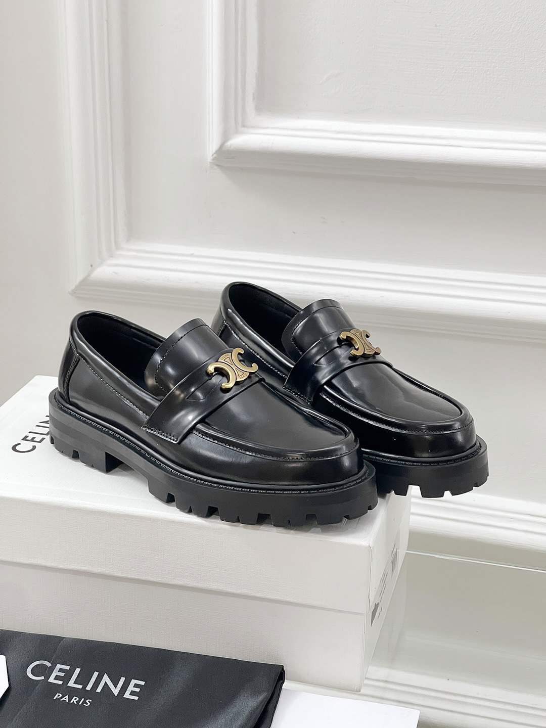 NO:235359,Made thick-soled Arc de Triomphe loafers, you can't take off after wearing them!  Very suitable for autumn and winter, it is very good to wear with socks, either retro college style or hot girl style, 3.5CM high-end height and slimming. High-value loafers, upper material is made of open-edge beaded cowhide, shoe material is made of cowhide, sole is made of rubber sole, available in size 35-40, loafers, loafers, cowhide, socks19860909批 厚底凯旋门乐福鞋,穿了就脱不下来！很适合秋冬,搭配袜子穿就很绝,可复古学院风也可辣妹风,3.5CM增高显瘦一把好手.高颜值的乐福鞋 鞋面材质开边珠牛皮 鞋里材质牛皮 鞋底材质橡胶底 可选尺码35-40,乐福鞋,loafers,cowhide,socks,Women's Shoes