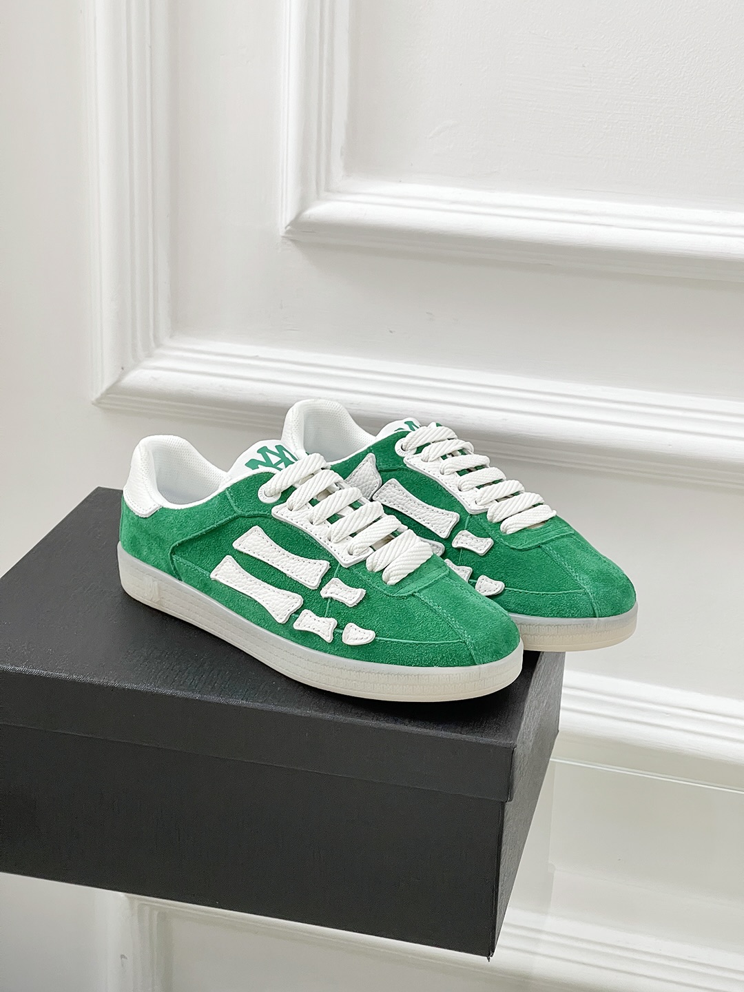 NO:168397,Early Spring Series | Stop freely The new The Pacific series sneakers brand classic bone pattern embellishes the exquisite suede on the side of the shoe. Upper material: cow back velvet/toe layer cowhide. Shoe material: mesh. Sole material: original rubber combination sole/raw rubber sole. Shoe size purchase: women's style 35-40 (40 customization) men's style 39-44 (45 customization) raw rubber sole P white rubber sole, casual shoes/sneakers, sneakers, cowhide, chamois leather19860909早春系列｜自在驻足 全新The Pacific系列运动鞋品牌经典骨头图案点缀鞋侧精致麂皮铺陈加州格调 鞋面材质:牛反绒/头层牛皮 鞋里材质:网布 鞋底材质:原版橡胶组合底/生胶底 鞋码选购:女款35-40(40定制）男款39-44（45定制）生胶底P白色橡胶底,休闲鞋/运动鞋,sneakers,cowhide,chamois leather,Women's Shoes