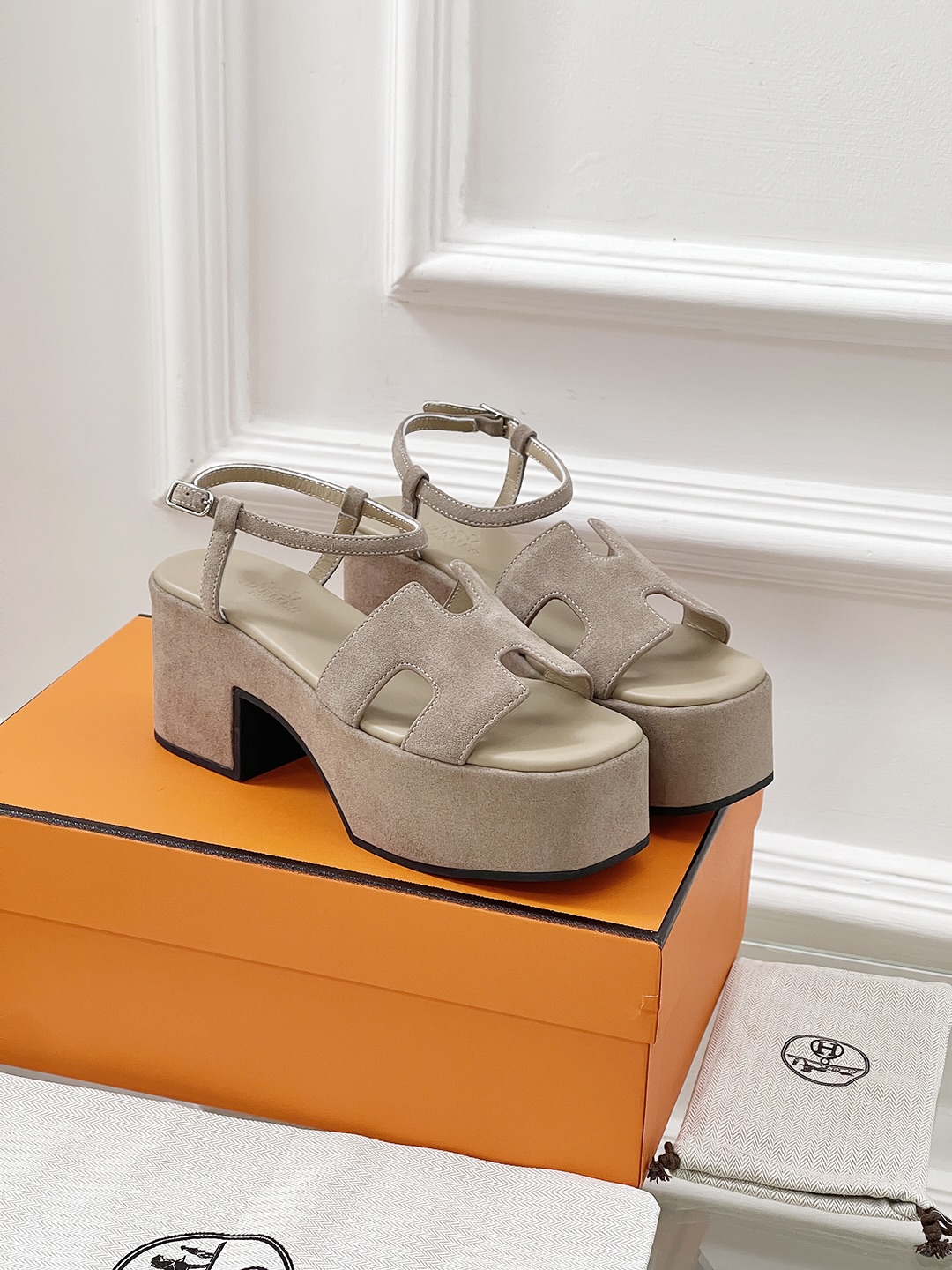 NO:232716,*Simple spring and summer wear for sponge cake bottom H sandals. A tasteful pronoun~ Although the shoes combine different materials and colors, there is no sense of incongruity and is not exaggerated at all. Instead, it makes people feel comfortable visually!  His family is capable of combining different colors and materials, but it will not have a clear sense of season. You can satisfy you when you put it out and wear it at any time. Upper material is cowhide, shoes, sheepskin, sole material is original customized rubber sole (8CM). Purchase sizes for women 35-41 (40.41 customization), sandals, sandals, cowhide, sheepskin19860909*春夏简约穿搭松糕底H凉鞋 有品位的代词～鞋子虽然结合了不同材质不同颜色,但是没有任何违和感,一点也不夸张,反而让人在视觉上感觉舒适！他家就是有能力把不同的颜色和材质结合,但又不会有明显的季节感,在任何时候拿出来穿都能让你满意 鞋面材质牛皮 鞋里材质羊皮 鞋底材质原版定制橡胶底（8CM） 选购尺码女35-41（40.41定制）,凉鞋,sandals,cowhide,sheepskin,Women's Shoes