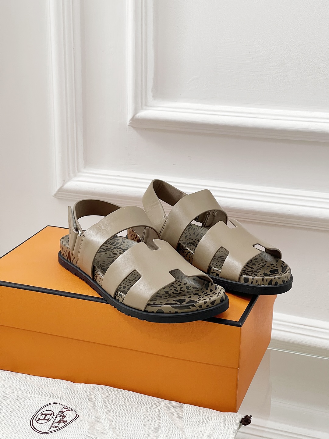 NO:232714,【Original Development】Unified crocodile pattern embossed leather, electric embroidery, ironing diamonds, printed water table   60* second uncle slippers Original development is one to one, and there is no difference between them and the genuine product. Whether it is the color matching or the style, it is restored in the cabinet. When used indoor drag or leisurely, the matching is really strong~ Upper material cowhide material cowhide in the shoes material cowhide sole material is super light water table   rubber combination sole size for women 35-42 men 38-46 (four 41.42 men 38.45.46 customized)), slippers sandals, sandals, slippers, cowhide19860909【原版开发】 男女统一鳄鱼纹压花皮、电绣、烫钻、印花水台＋60*二舅拖鞋 原版开发一比一,跟正品放一起看不出任何区别,不管是配色还是版型都是还原柜子里,當室內拖或是出外休閒使用,搭配性真的極強～ 鞋面材质牛皮 鞋里材质牛皮 鞋底材质超轻水台＋橡胶组合底 选购尺码女35-42 男38-46（女41.42男38.45.46定制））,拖鞋凉鞋,sandals,slippers,cowhide,Women's Shoes