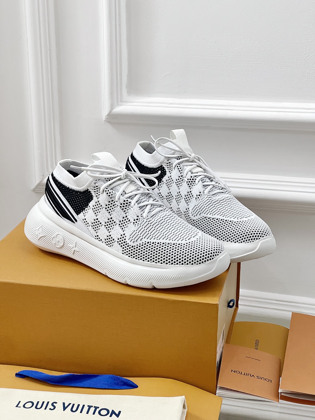 NO:232703,New loafers, blue denim, old-fashioned, fashionable and stylish men's essentials, suitable for both business and casual, light weight, thick sole, long legs, upper material, old-fashioned original fabric, inner material, cloth, large sole, rubber sole, optional size 39-45 (45 custom made, no return or exchange), casual shoes/sports, loafers, sneakers19860909新款乐福鞋 蓝色牛仔老花 时髦型男必备 商务休闲都适合 自重很轻 厚底显腿长 鞋面材质老花原版布料 内里材质布里 大底材质橡胶底 可选码数39-45（45定做不退换）,休闲鞋/运动鞋,loafers,sneakers,Women's Shoes