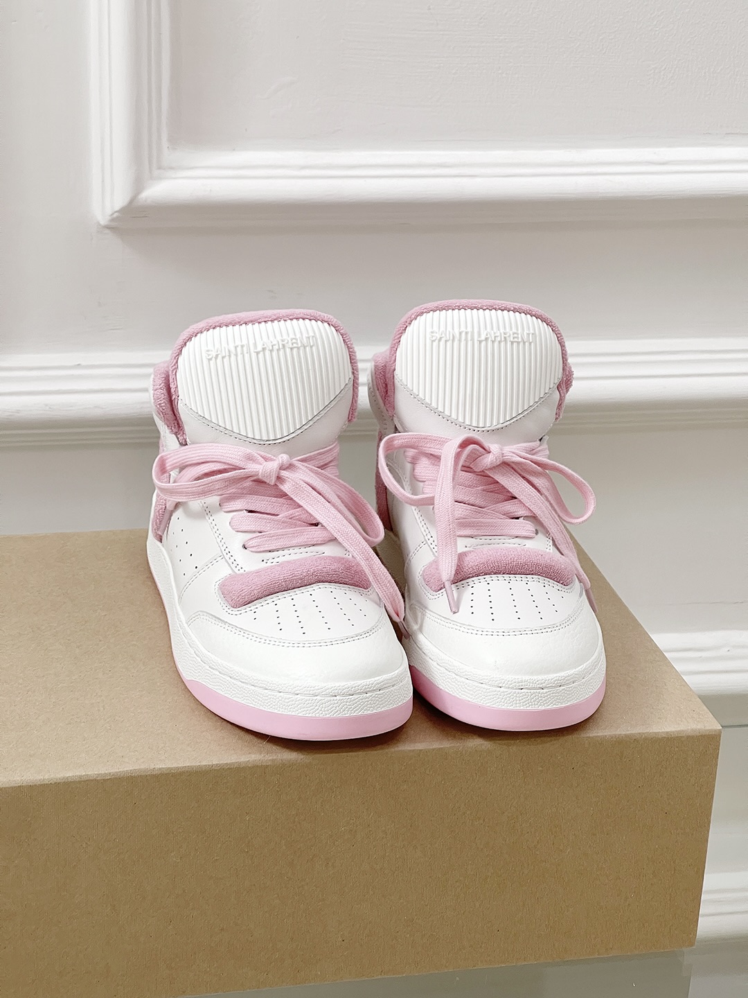 Saint Laurent’s Saint Roland Sneakers: Fashion’s New Classic White Shoes - 图片 2