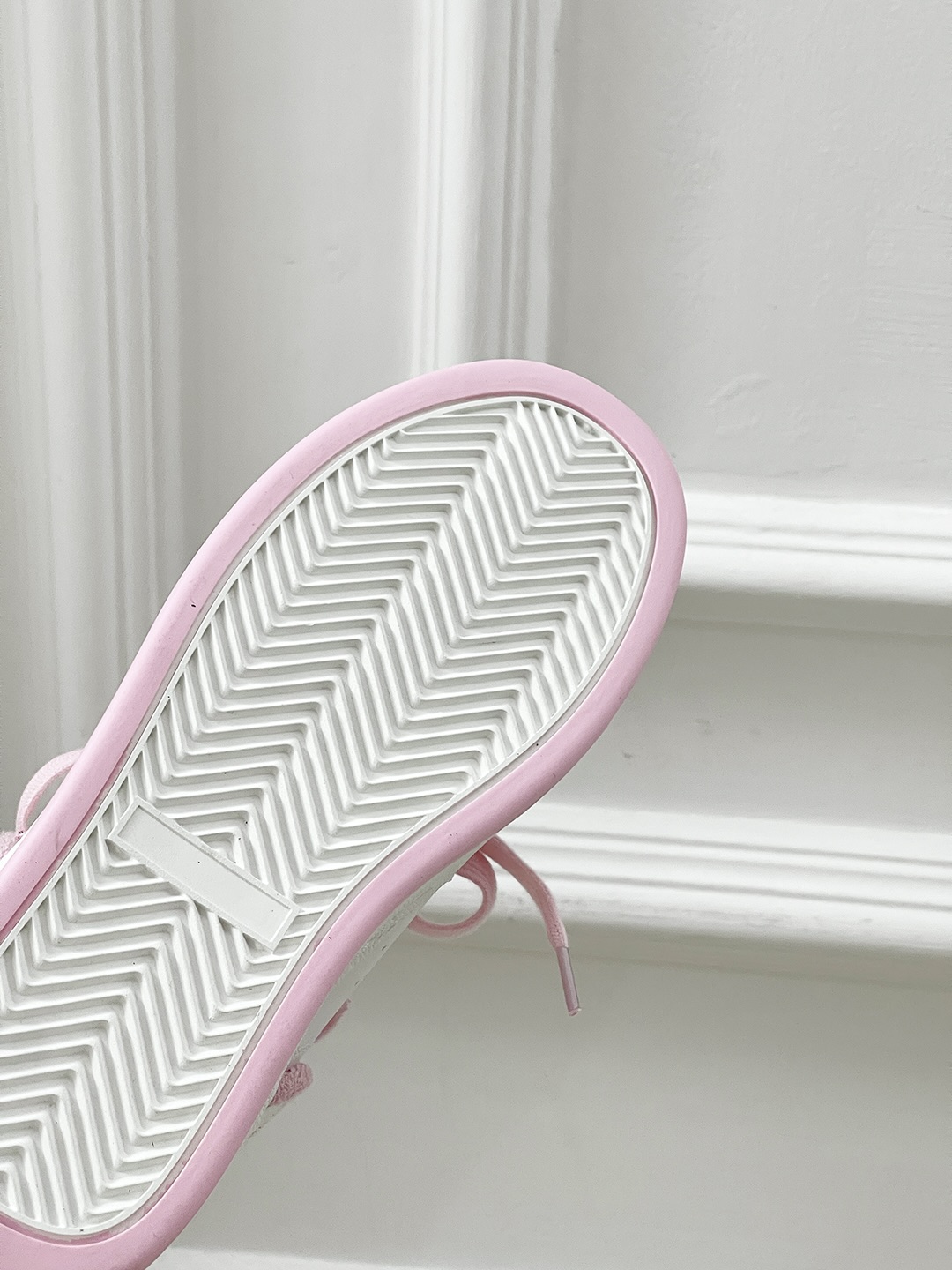 Saint Laurent’s Saint Roland Sneakers: Fashion’s New Classic White Shoes - 图片 9