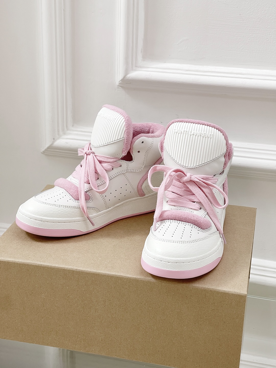 Saint Laurent’s Saint Roland Sneakers: Fashion’s New Classic White Shoes - 图片 3