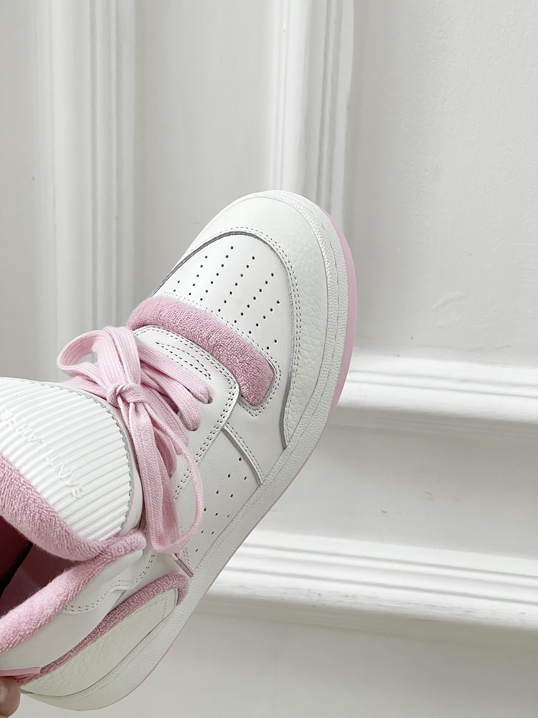 Saint Laurent’s Saint Roland Sneakers: Fashion’s New Classic White Shoes - 图片 8