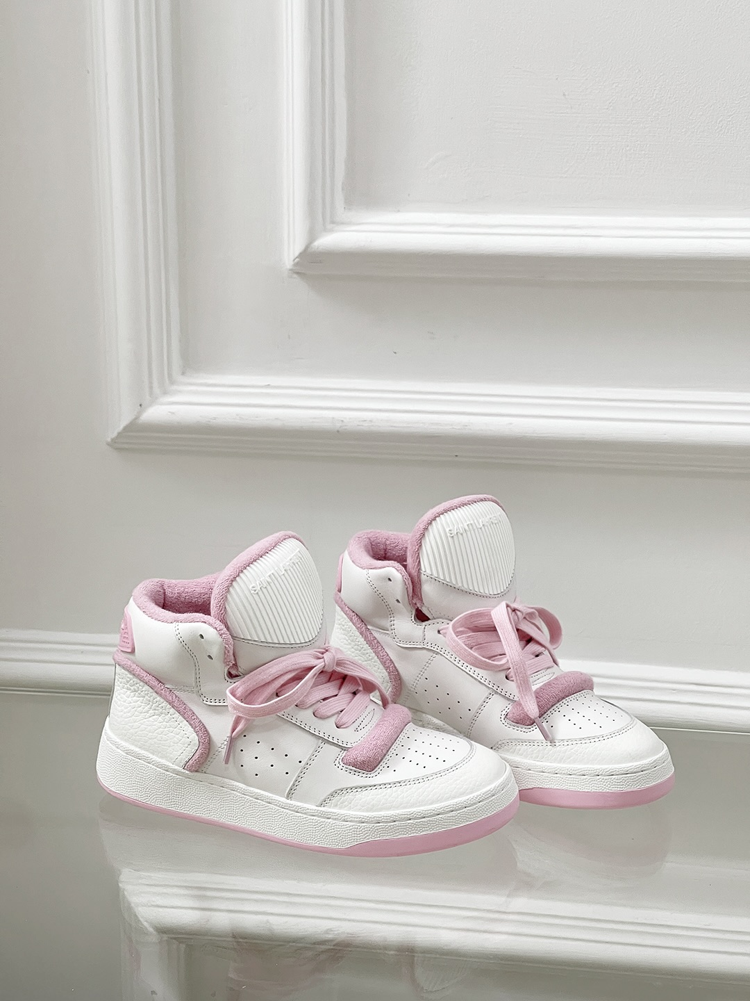 Saint Laurent’s Saint Roland Sneakers: Fashion’s New Classic White Shoes - 图片 6