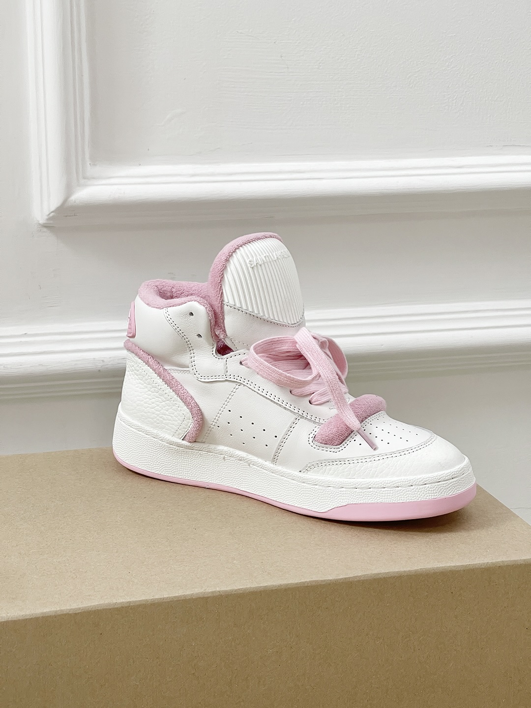 Saint Laurent’s Saint Roland Sneakers: Fashion’s New Classic White Shoes - 图片 4