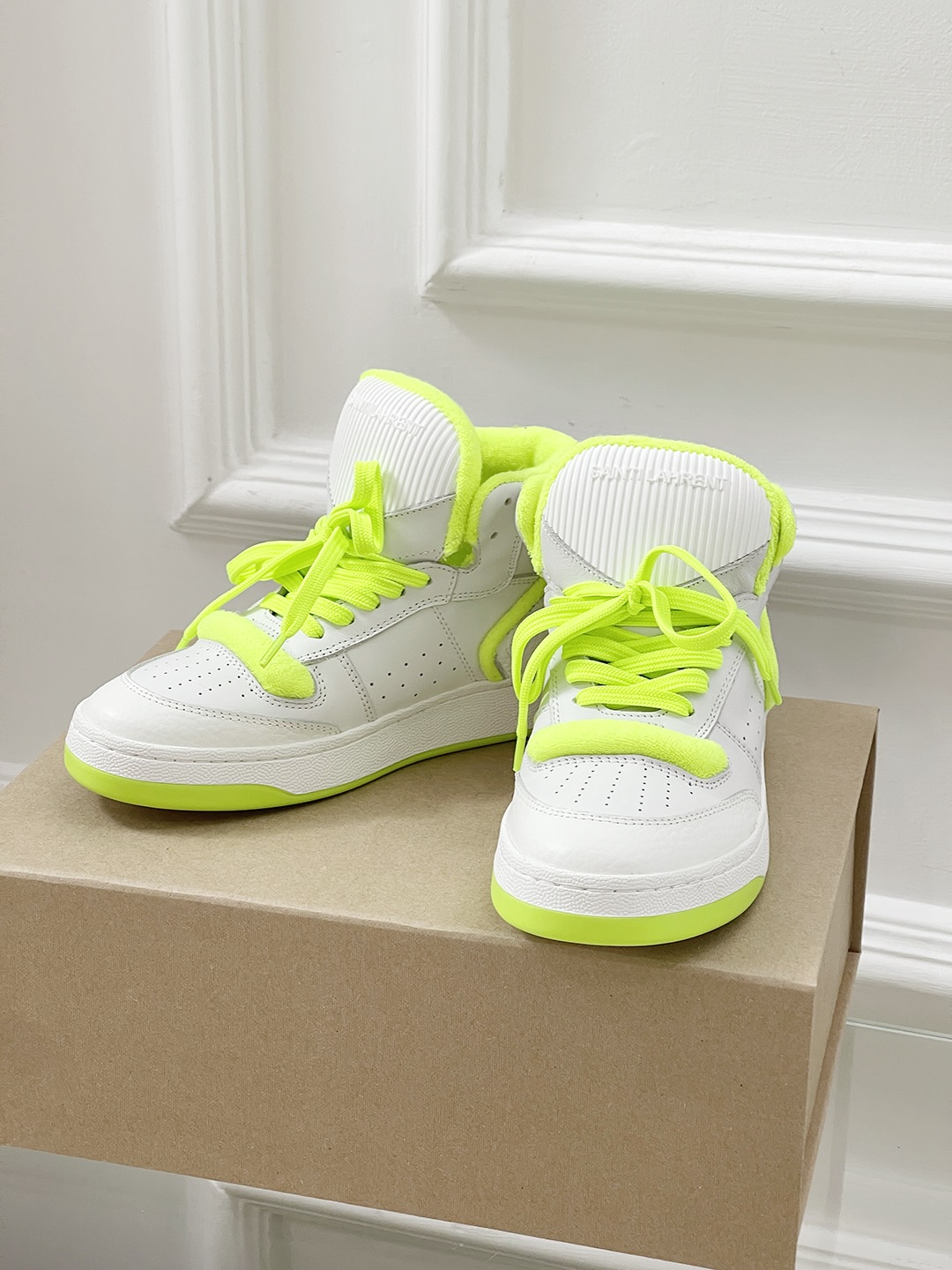 Fashionable Saint Laurent White Shoes: A Must-Have for Personalized Style. - 图片 3