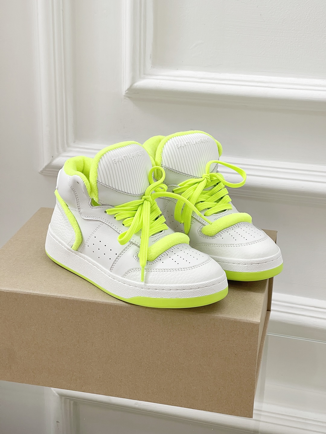Fashionable Saint Laurent White Shoes: A Must-Have for Personalized Style. - 图片 1