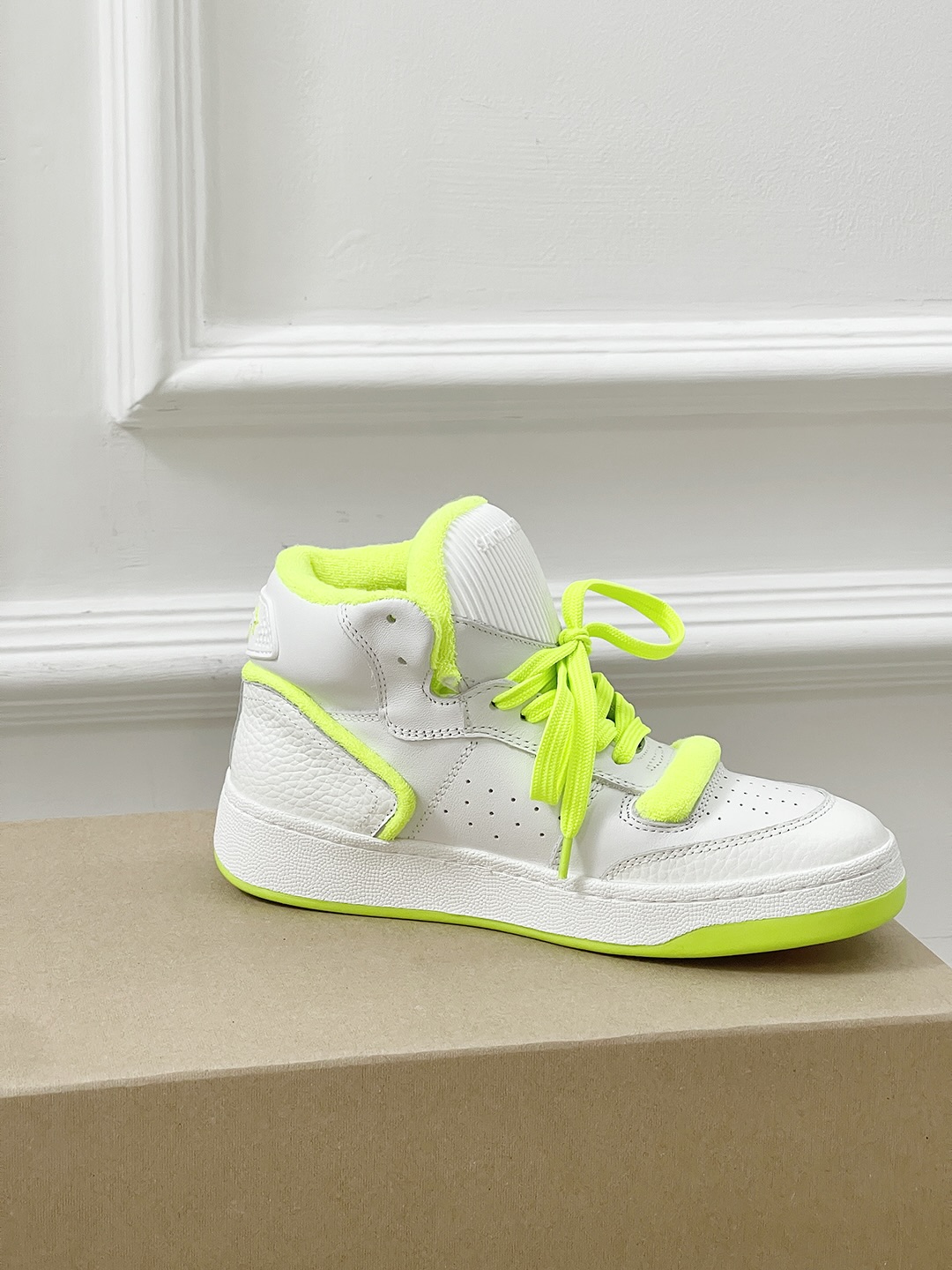 Fashionable Saint Laurent White Shoes: A Must-Have for Personalized Style. - 图片 4