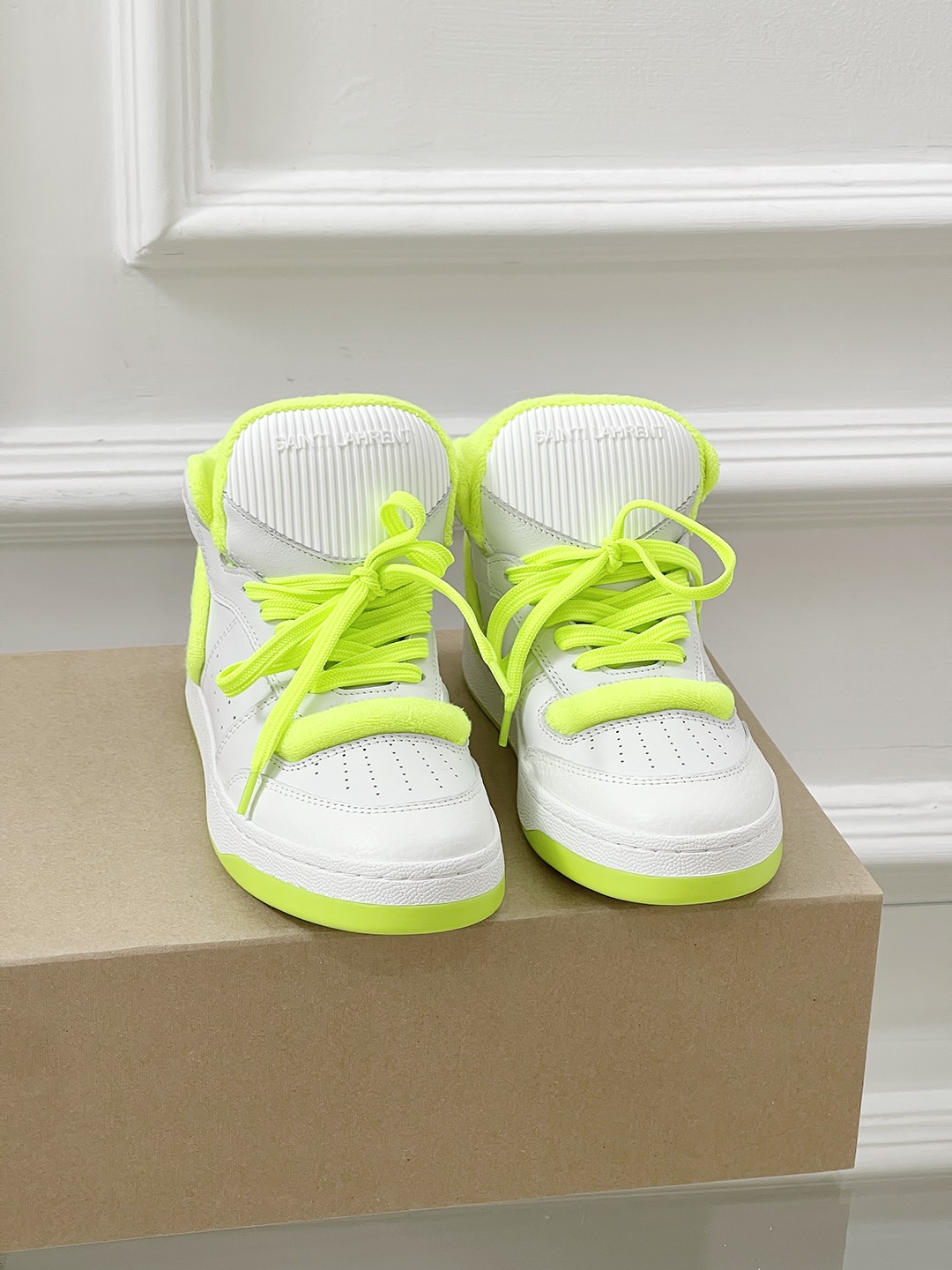 Fashionable Saint Laurent White Shoes: A Must-Have for Personalized Style. - 图片 2