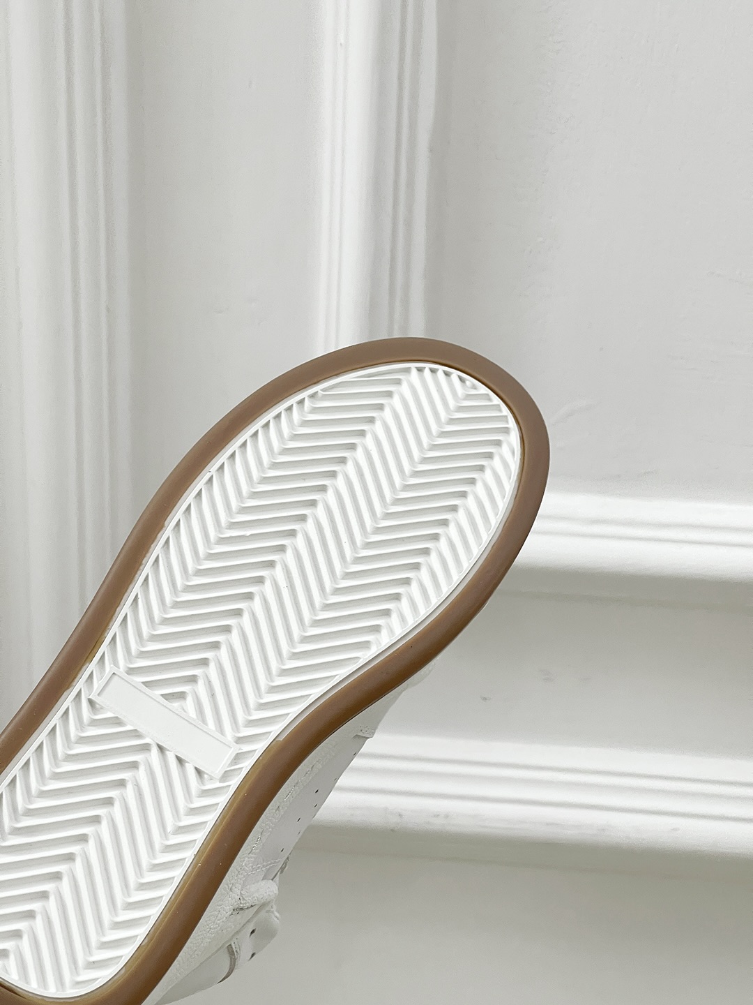 Saint Laurent’s Saint Roland Sneakers: Fashion’s New Classic White Shoes - 图片 9
