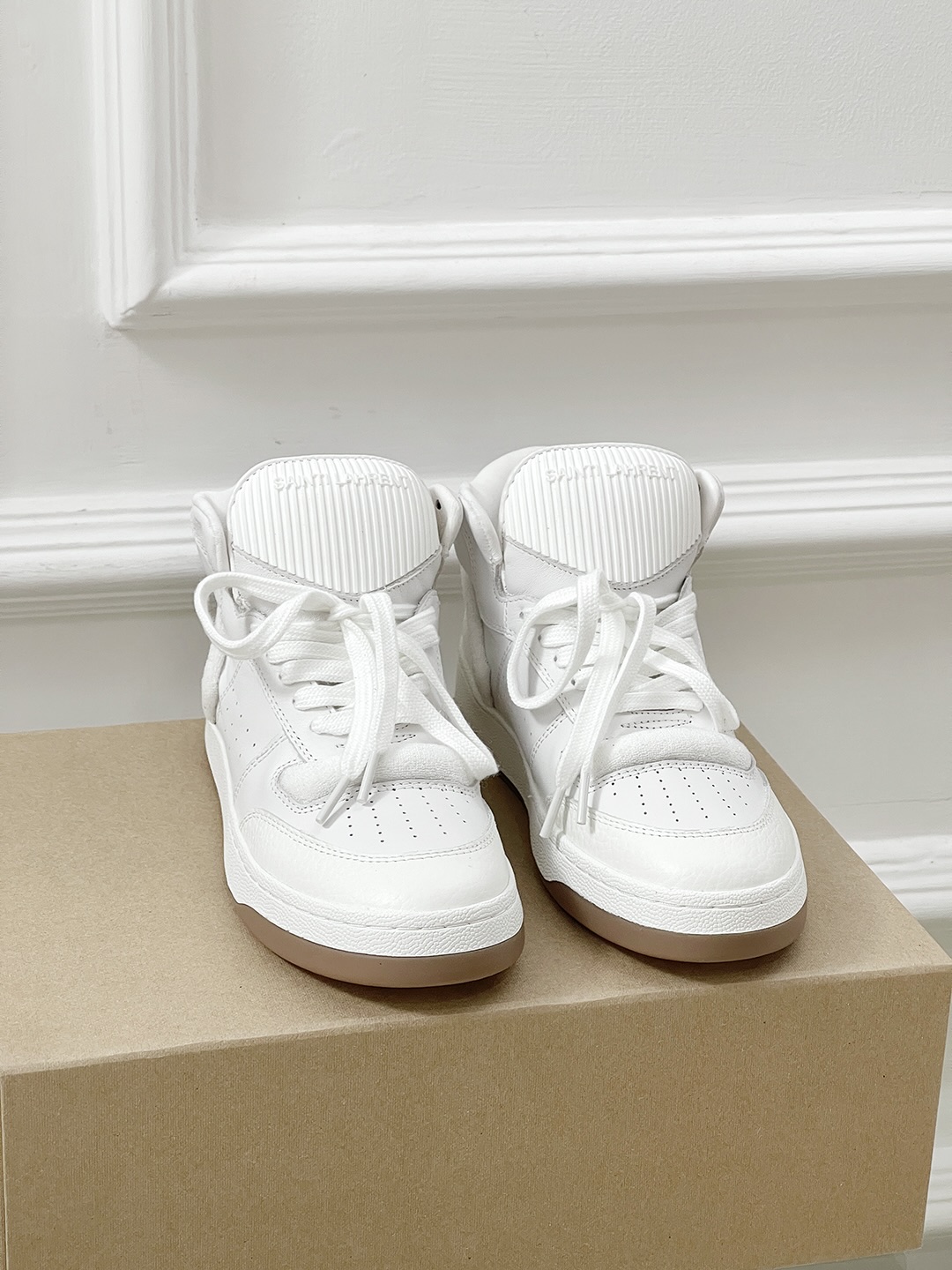 Saint Laurent’s Saint Roland Sneakers: Fashion’s New Classic White Shoes - 图片 2